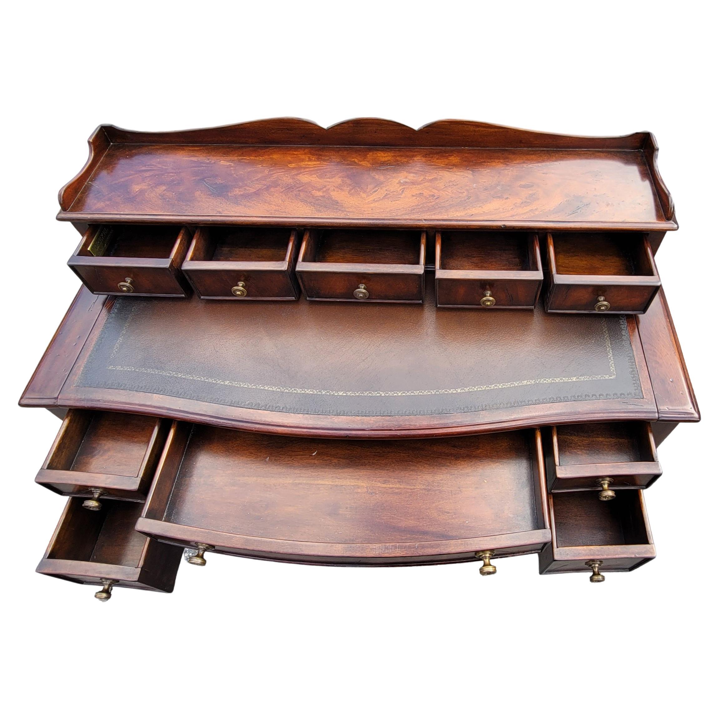 20ième siècle Bureau à 10 tiroirs de style fédéral Drexel Heritage en acajou avec dessus en cuir ouvragé