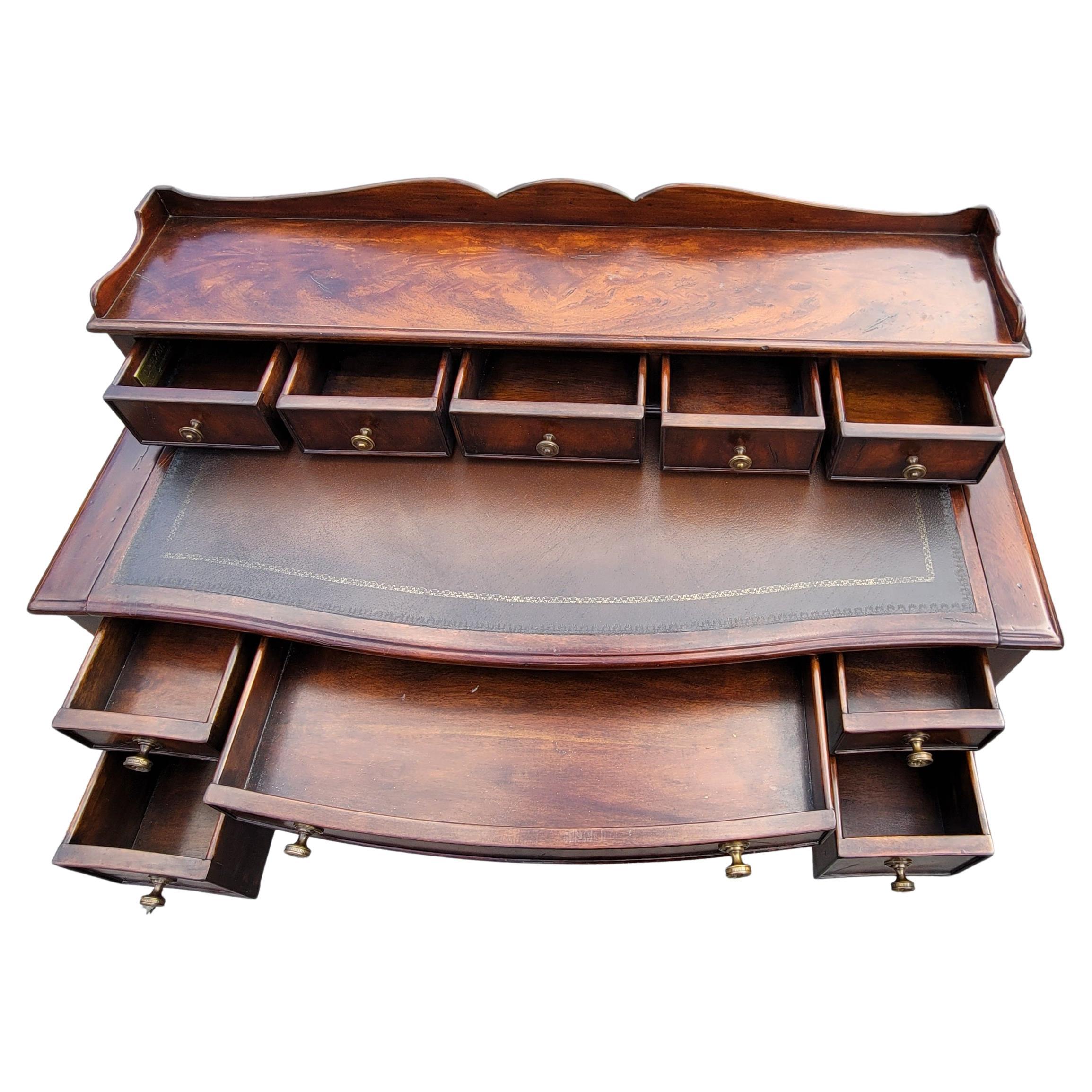 Cuir Bureau à 10 tiroirs de style fédéral Drexel Heritage en acajou avec dessus en cuir ouvragé