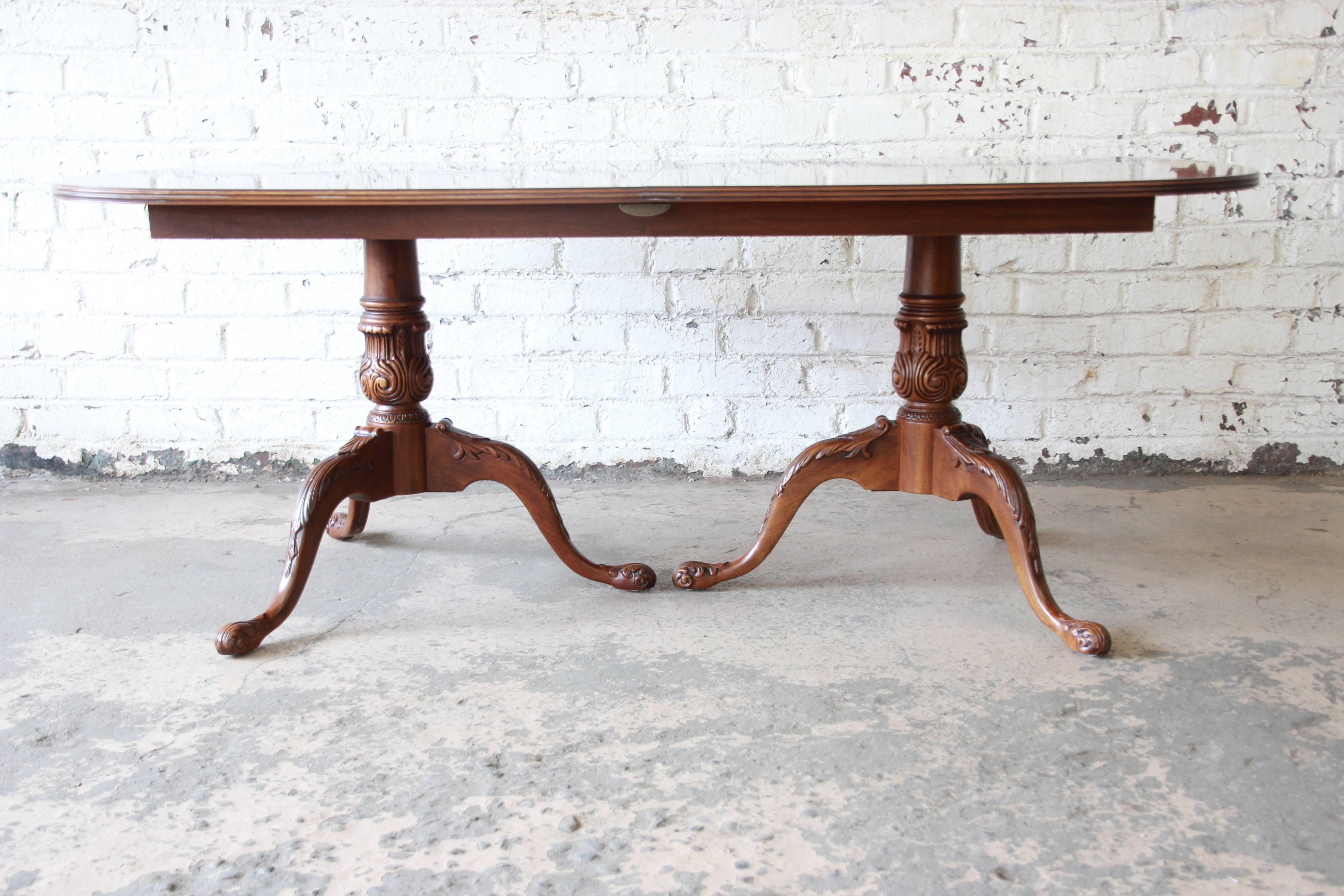 Drexel Heritage Flame Mahogany Formal Extension Dining Set In Good Condition In South Bend, IN