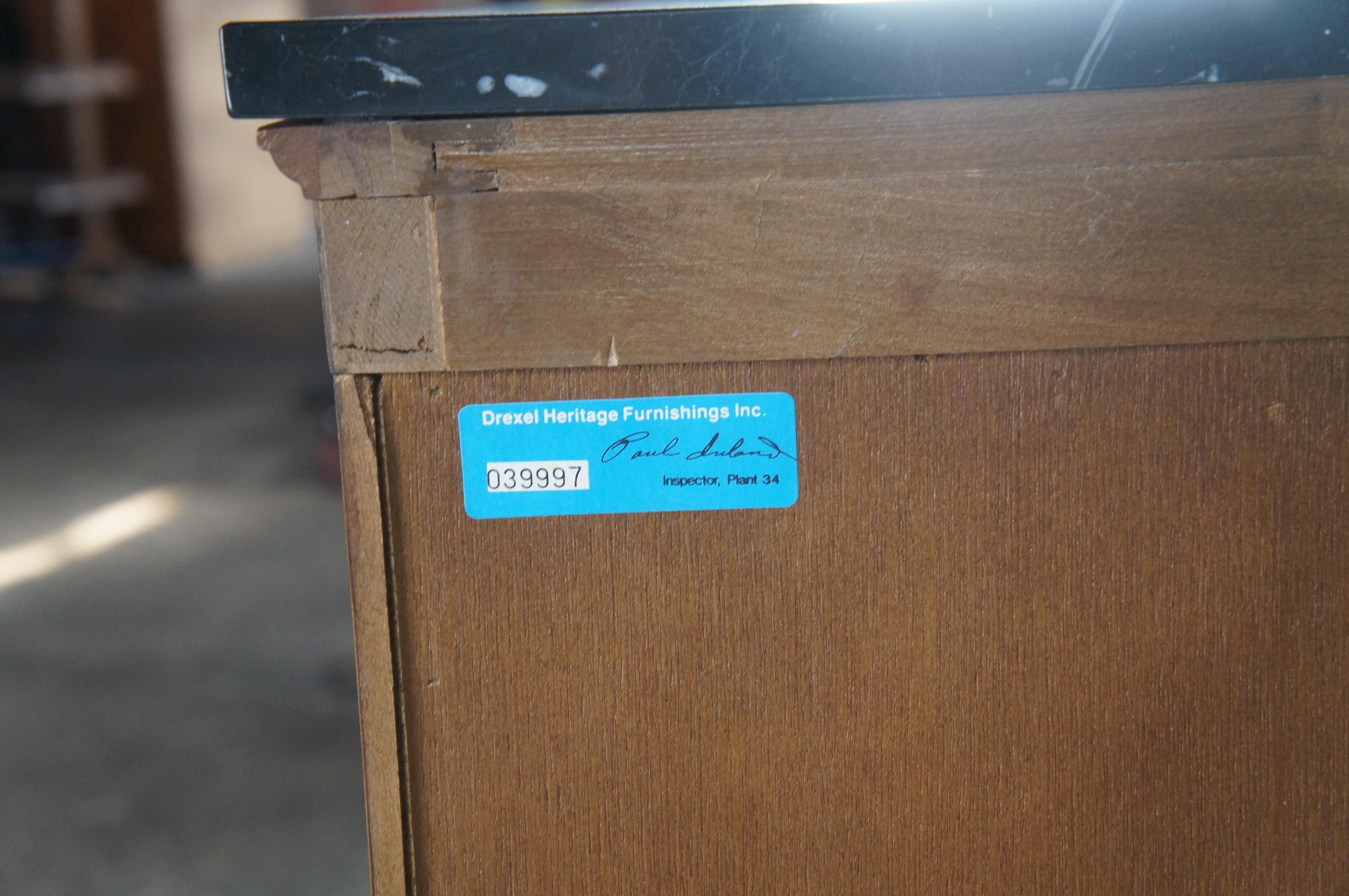 Drexel Heritage Commode de style Empire français en noyer et ronce avec dessus en marbre en vente 7