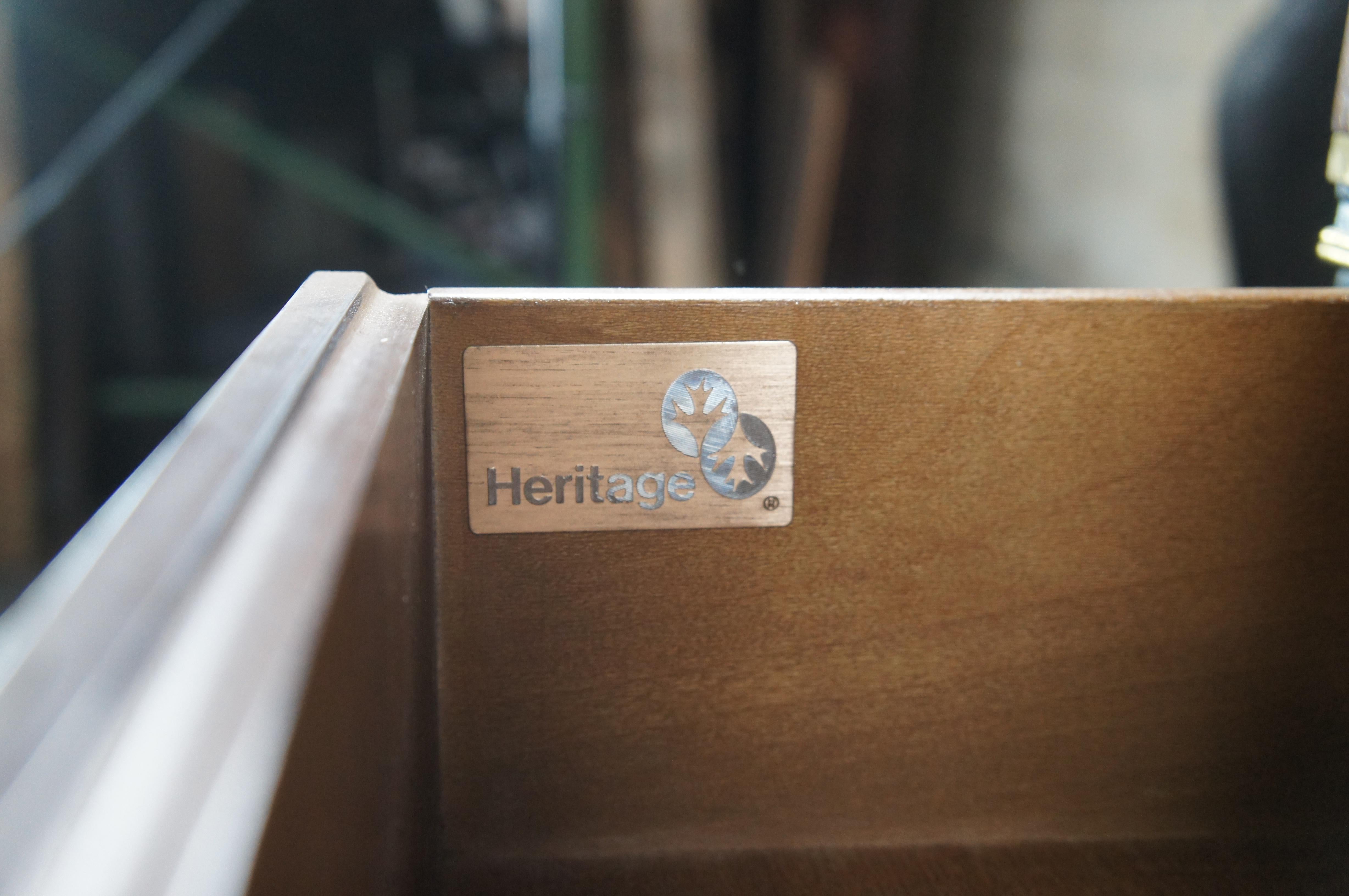 20ième siècle Drexel Heritage Commode de style Empire français en noyer et ronce avec dessus en marbre en vente