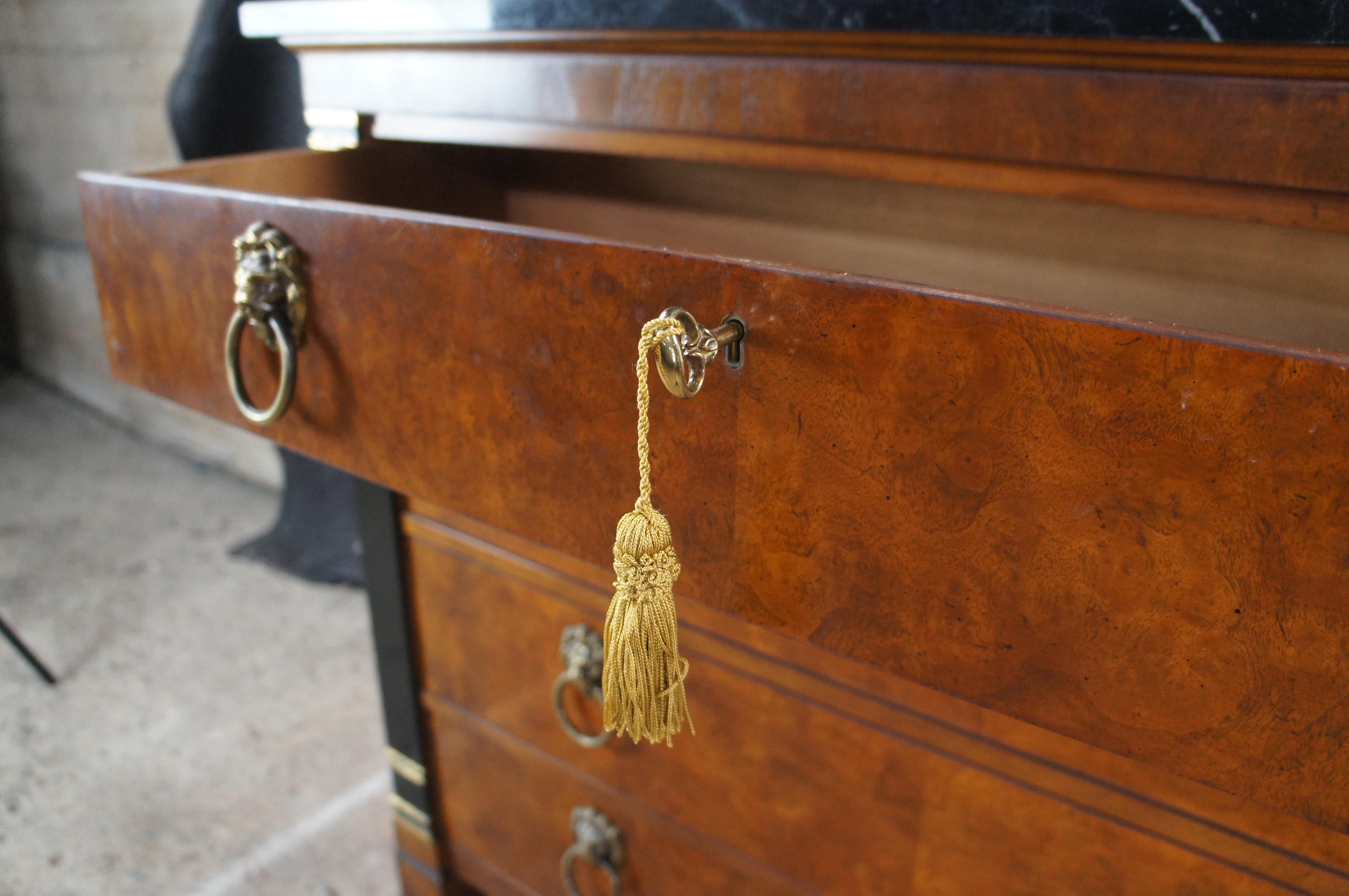 Laiton Drexel Heritage Commode de style Empire français en noyer et ronce avec dessus en marbre en vente