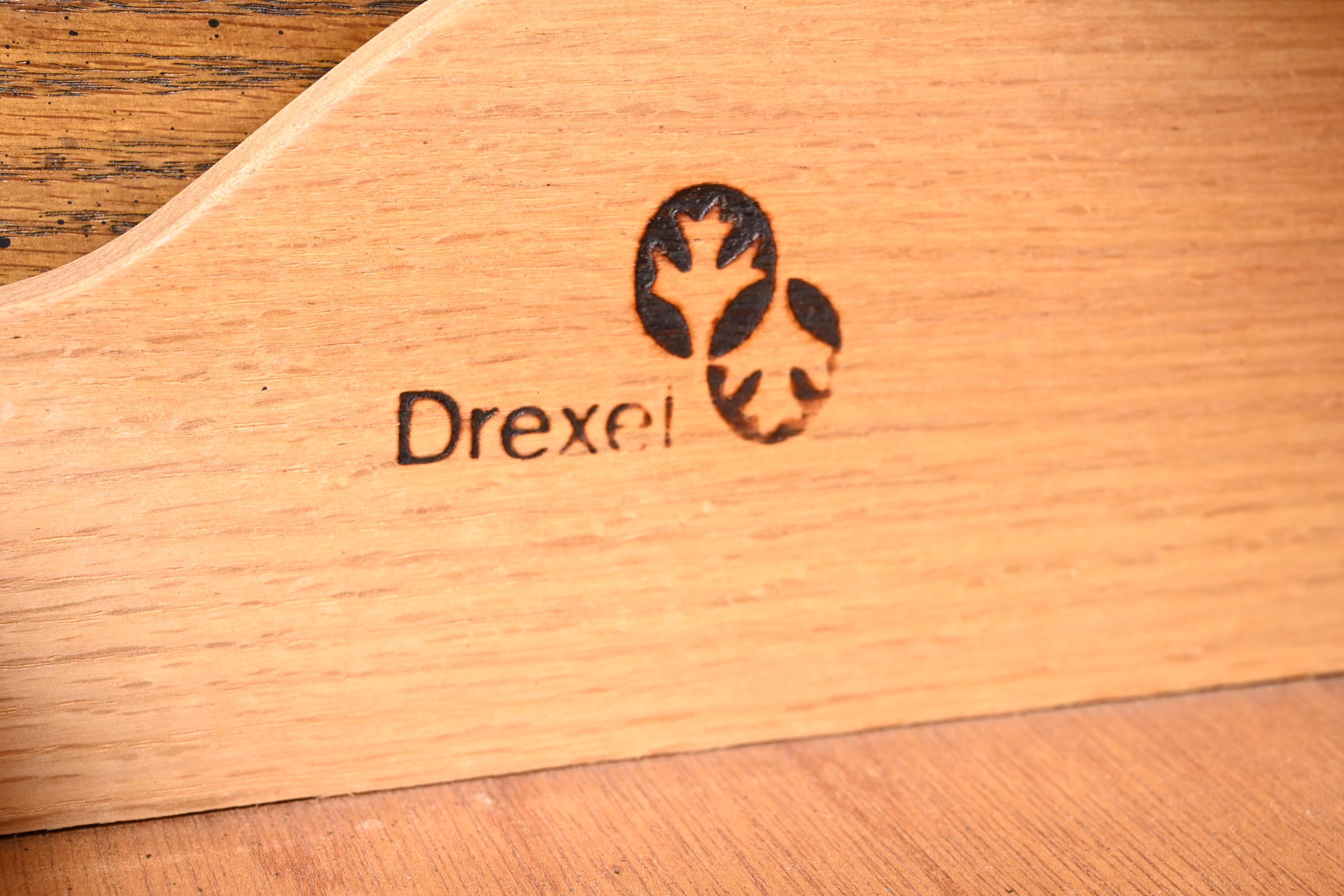 Drexel Heritage Französische Provence geschnitzter Eichenholz-Bücherregalschrank mit beleuchteter Breakfront im Angebot 8