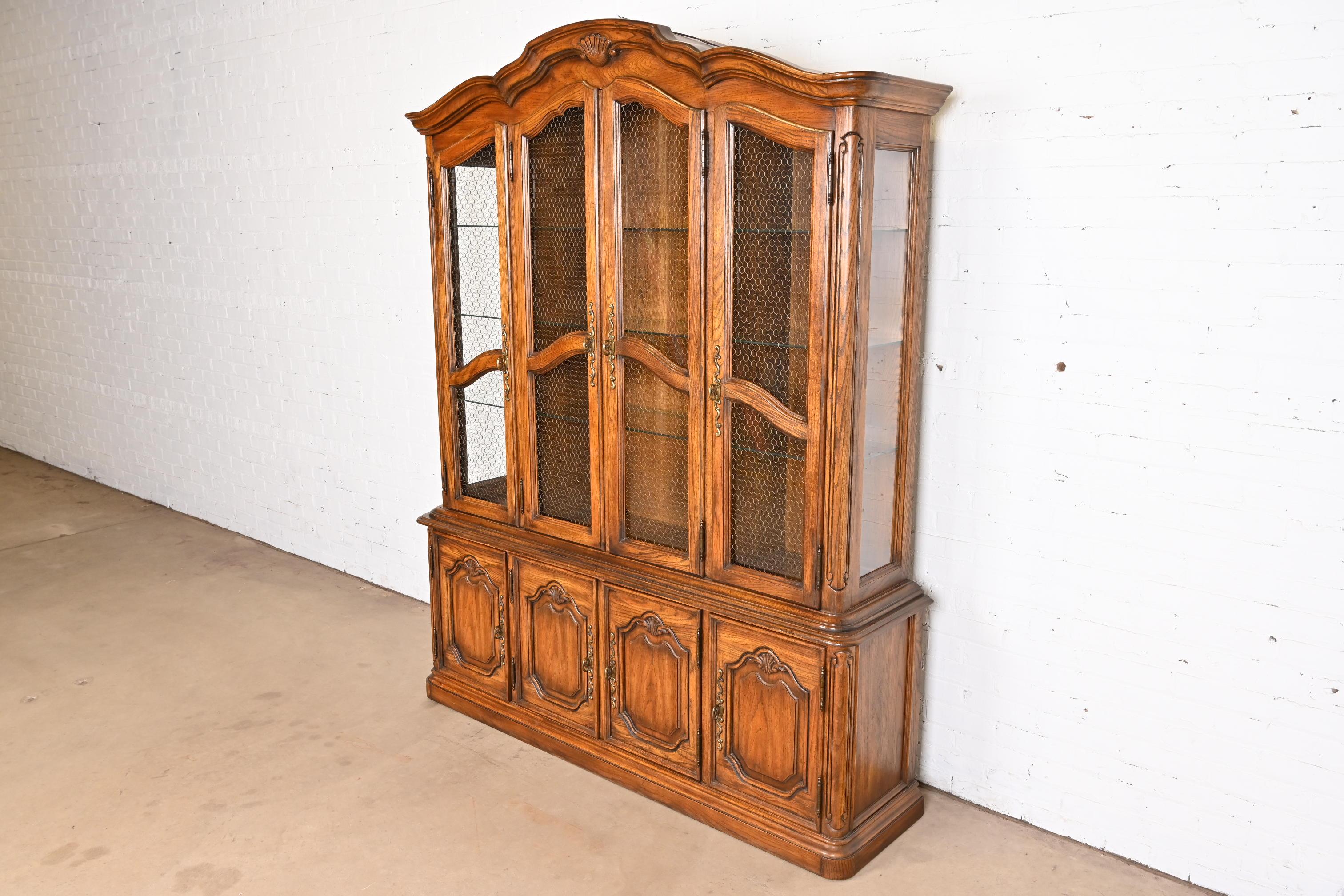 Drexel Heritage French Provincial Carved Oak Lighted Breakfront Bookcase Cabinet In Good Condition For Sale In South Bend, IN