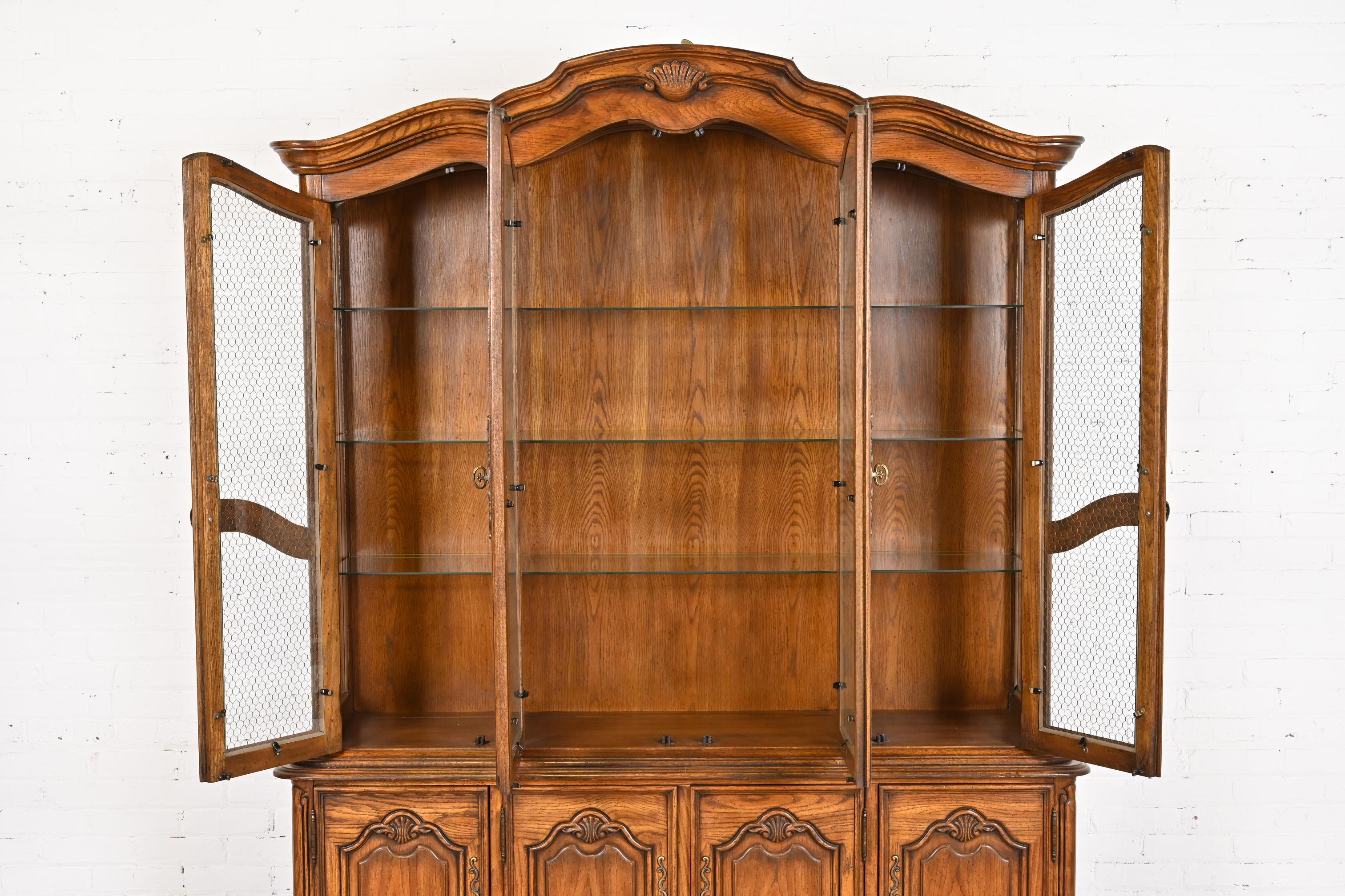 Drexel Heritage French Provincial Carved Oak Lighted Breakfront Bookcase Cabinet For Sale 2