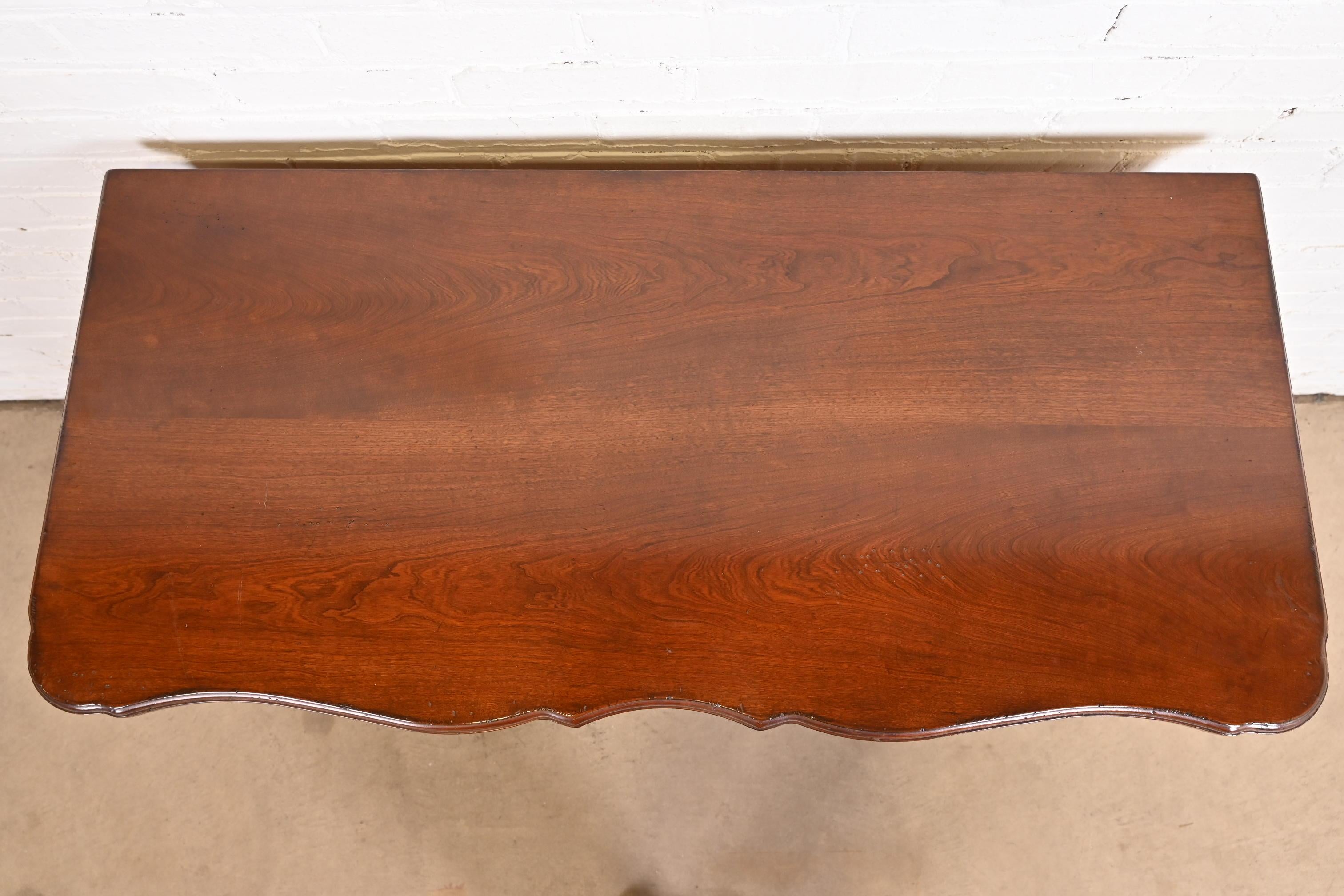Commode provinciale française Louis XV sculptée en bois fruitier du patrimoine Drexel en vente 3