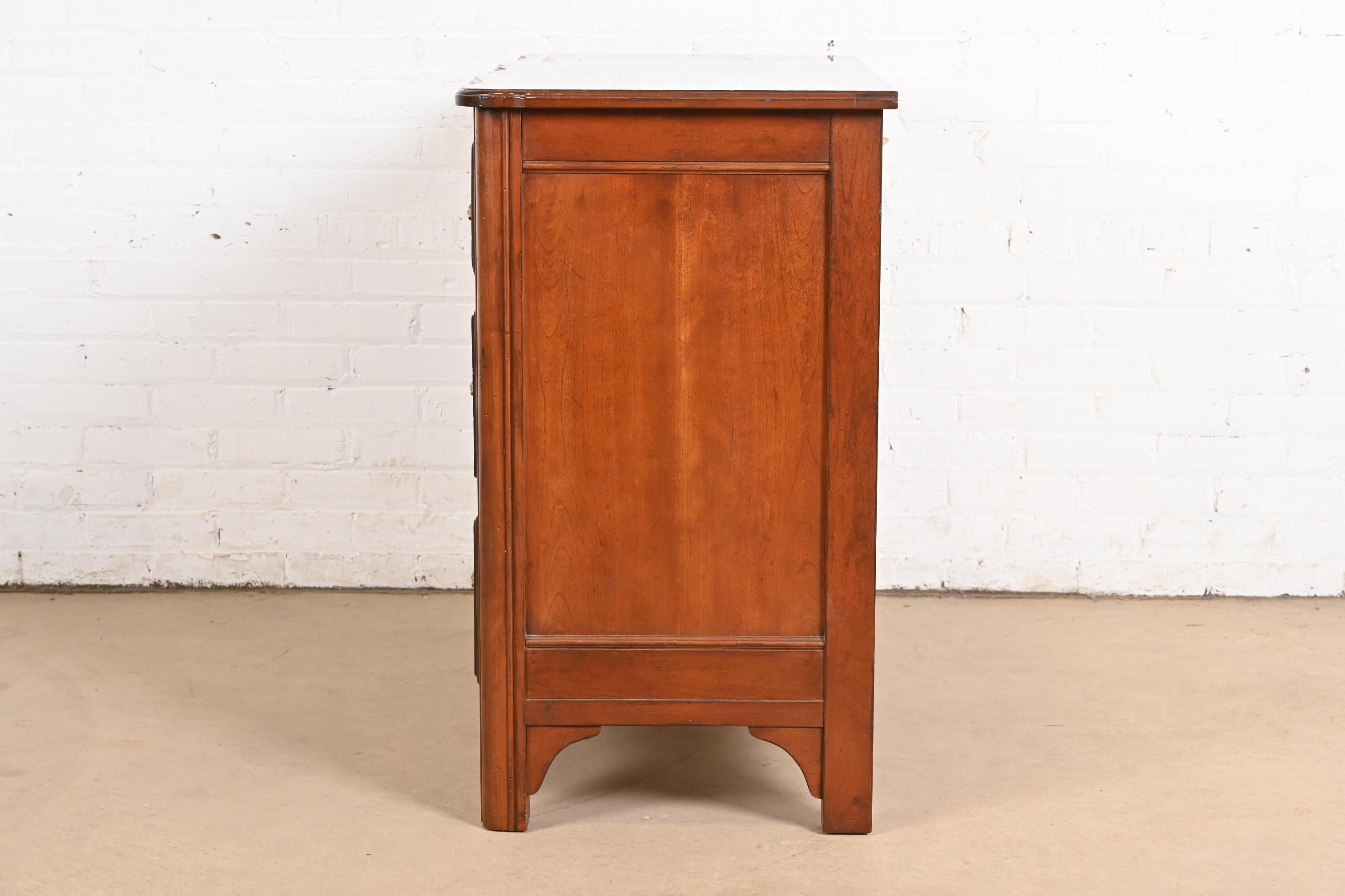 Commode provinciale française Louis XV sculptée en bois fruitier du patrimoine Drexel en vente 4