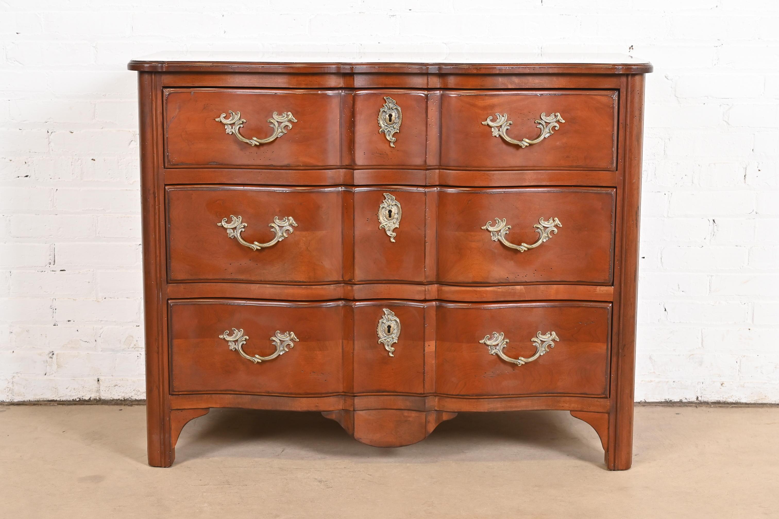 Magnifique commode provinciale française de style Louis XV

Par Drexel Heritage

États-Unis, fin du 20e siècle

Dimensions : 43 