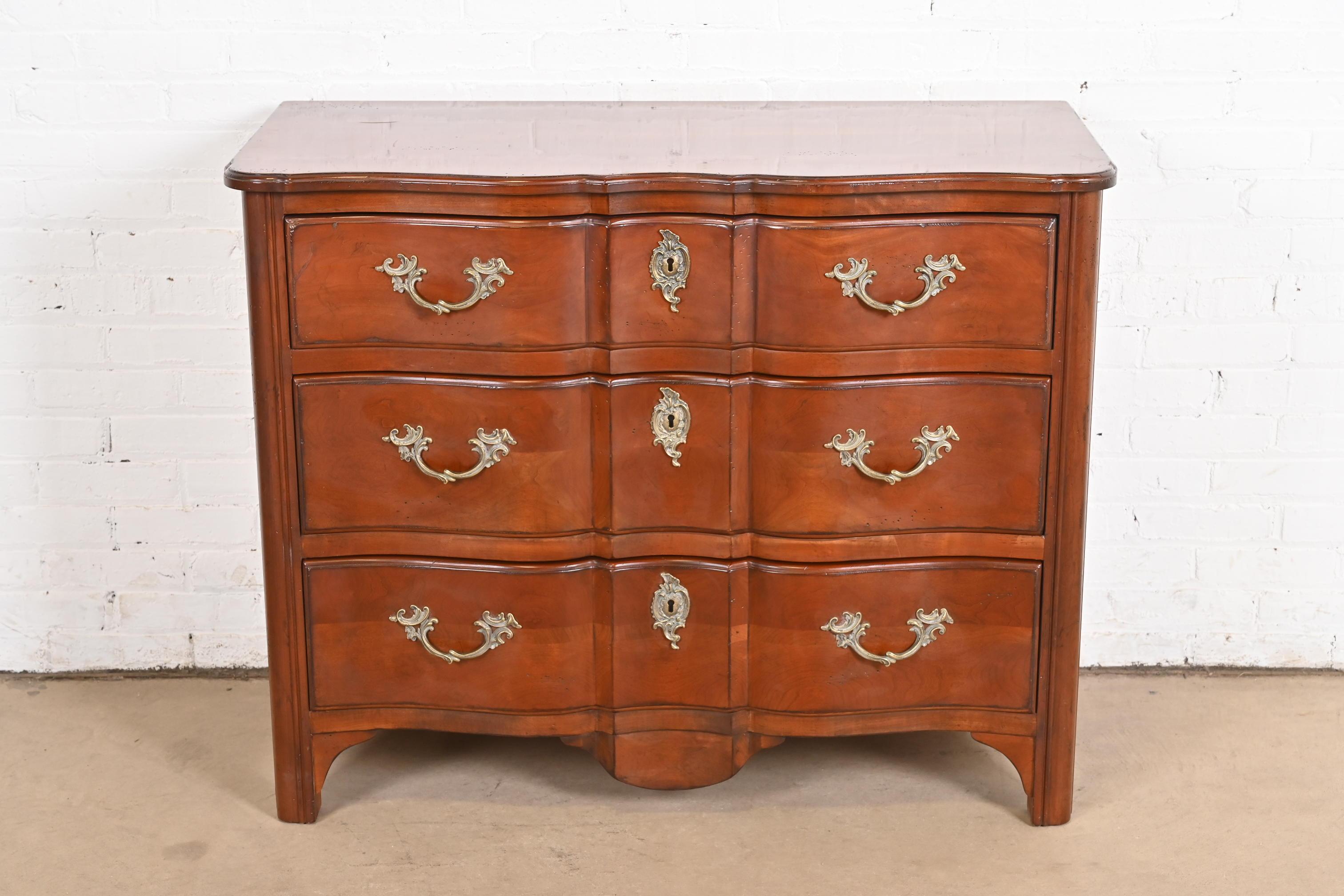 Provincial français Commode provinciale française Louis XV sculptée en bois fruitier du patrimoine Drexel en vente