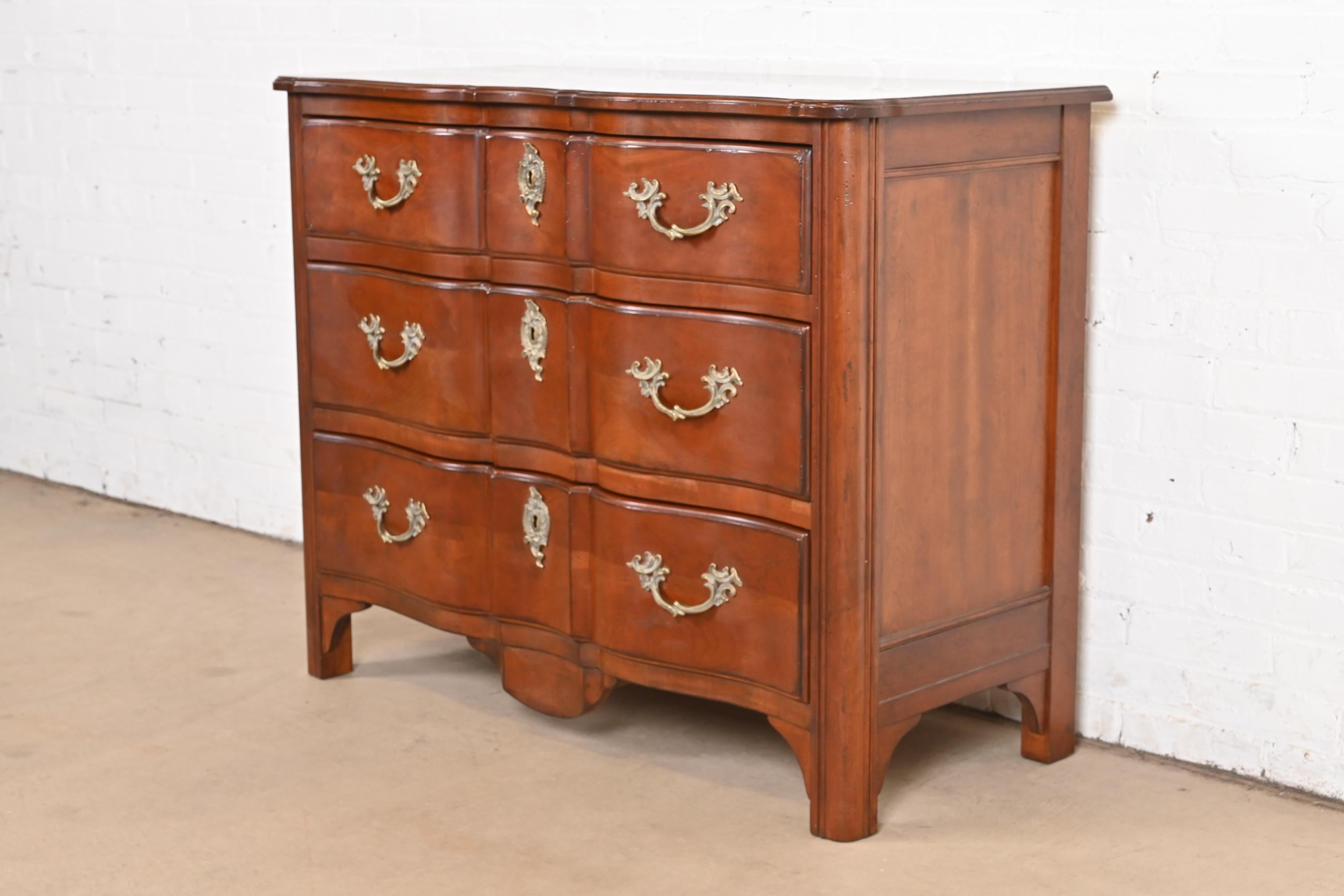 Américain Commode provinciale française Louis XV sculptée en bois fruitier du patrimoine Drexel en vente