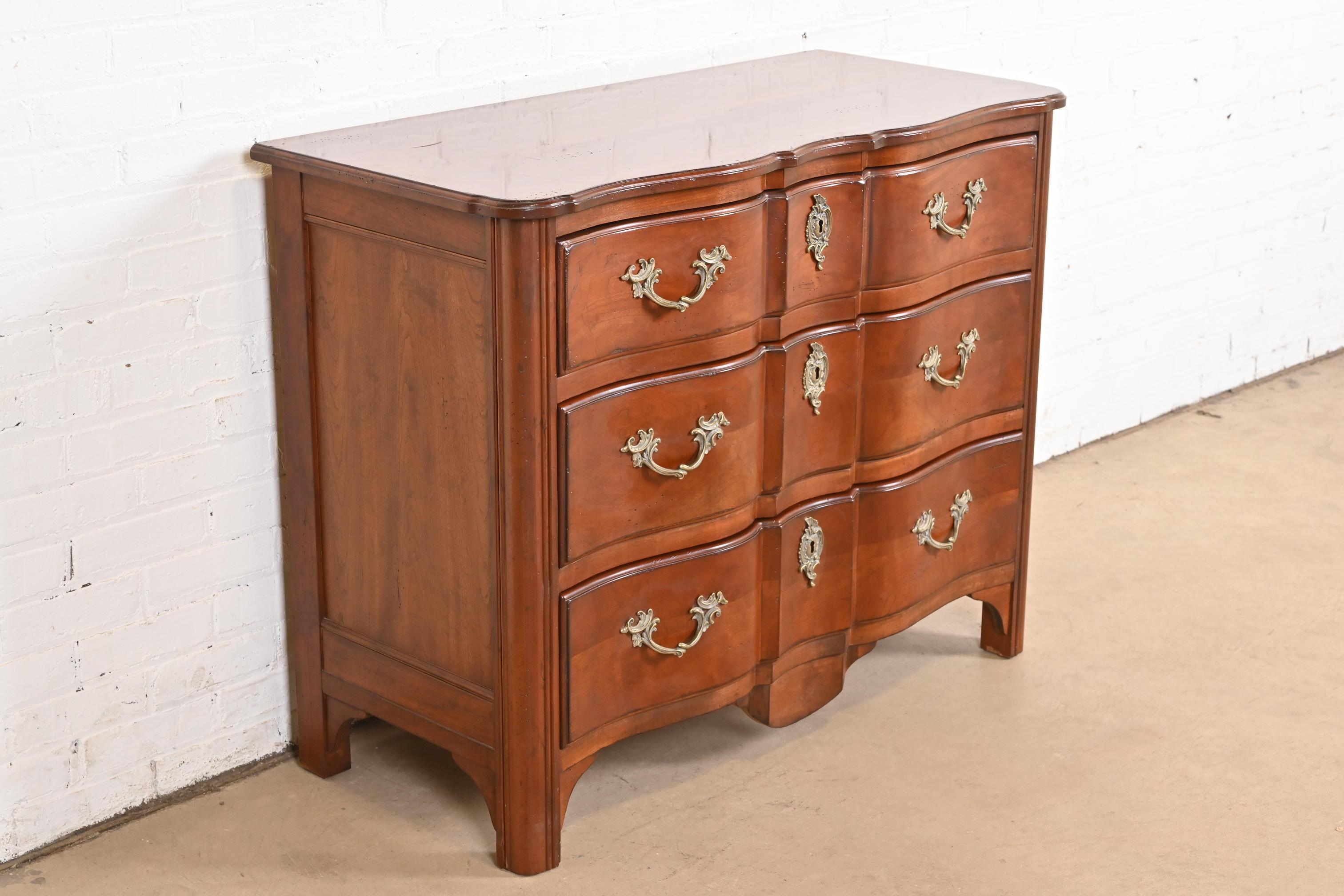 Commode provinciale française Louis XV sculptée en bois fruitier du patrimoine Drexel Bon état - En vente à South Bend, IN