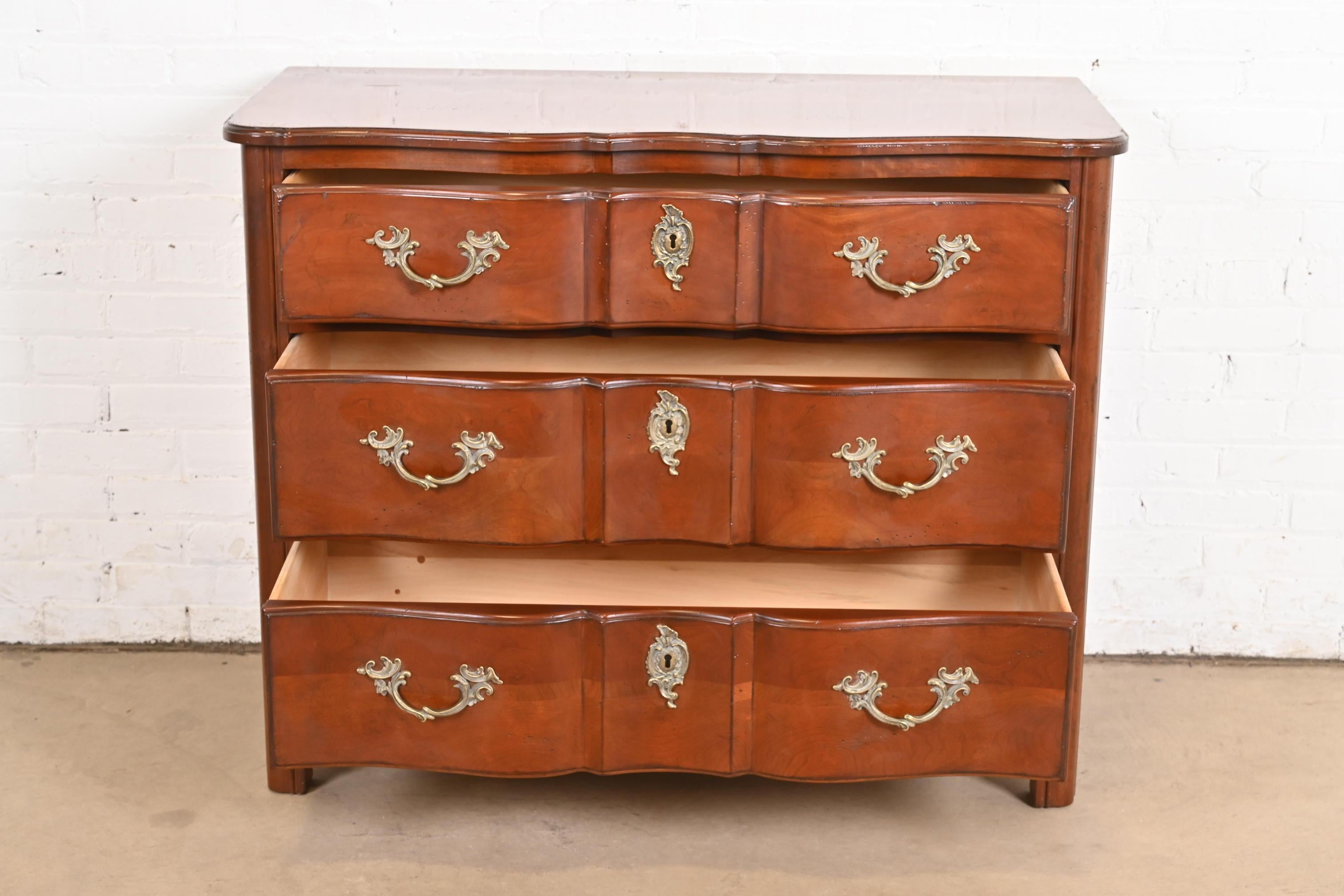20ième siècle Commode provinciale française Louis XV sculptée en bois fruitier du patrimoine Drexel en vente