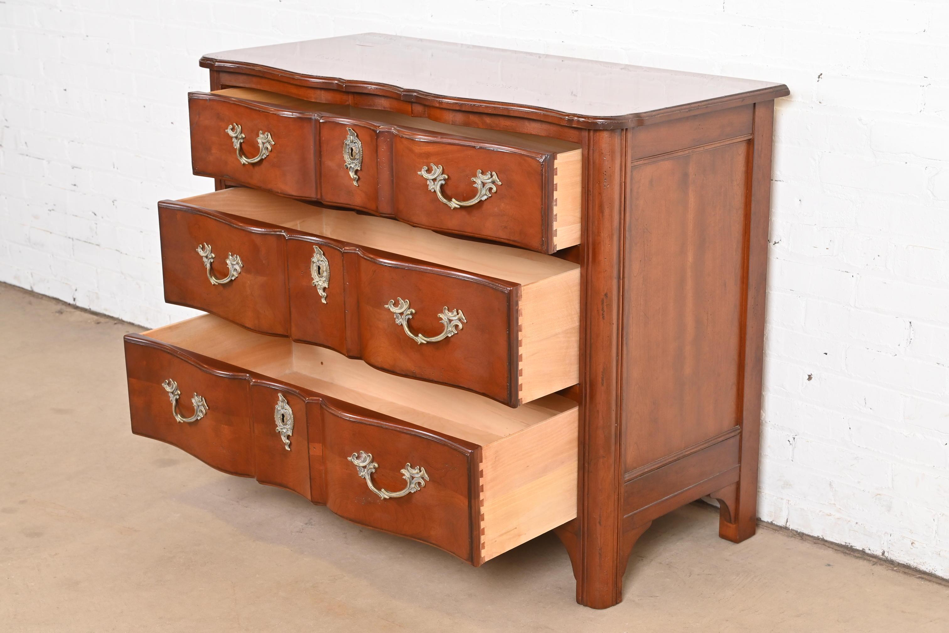 Laiton Commode provinciale française Louis XV sculptée en bois fruitier du patrimoine Drexel en vente