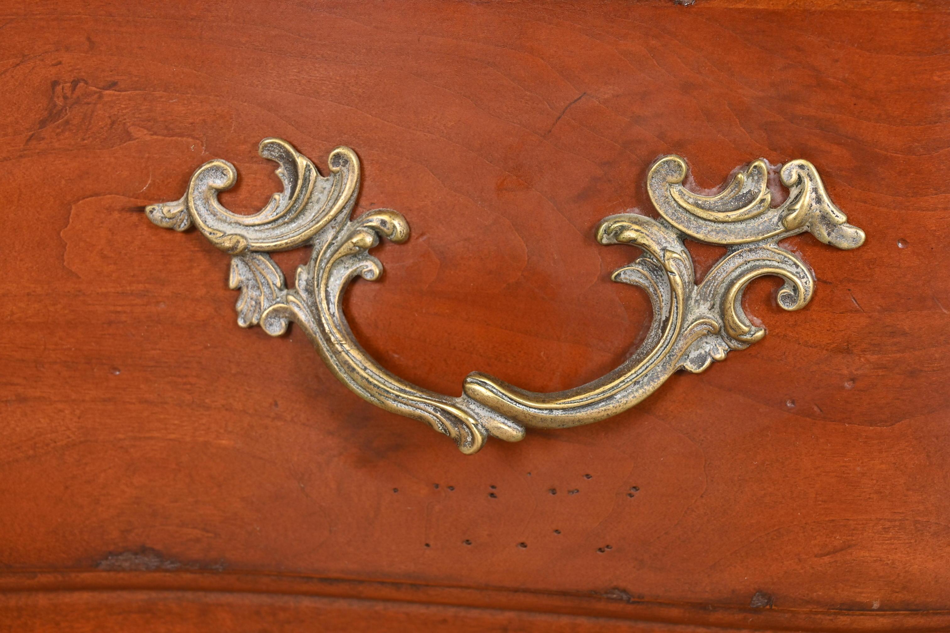 Commode provinciale française Louis XV sculptée en bois fruitier du patrimoine Drexel en vente 1