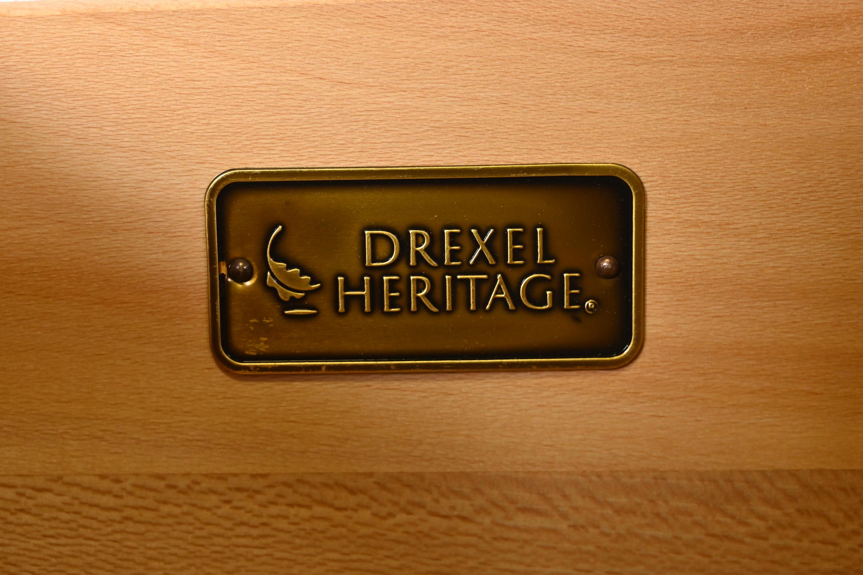 Commode provinciale française Louis XV sculptée en bois fruitier du patrimoine Drexel en vente 2
