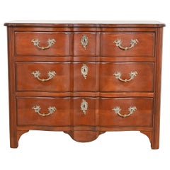Cómoda de madera de frutal tallada Luis XV de estilo provincial francés Drexel Heritage