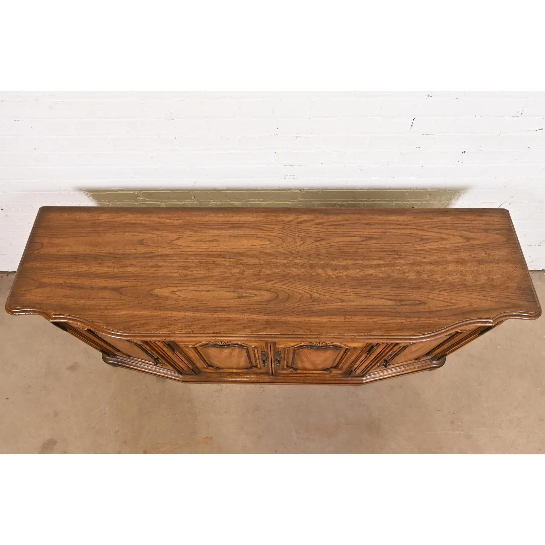 Drexel Heritage - Credenza o mobile bar in Oak intagliato in stile provinciale Luigi XV in vendita 4