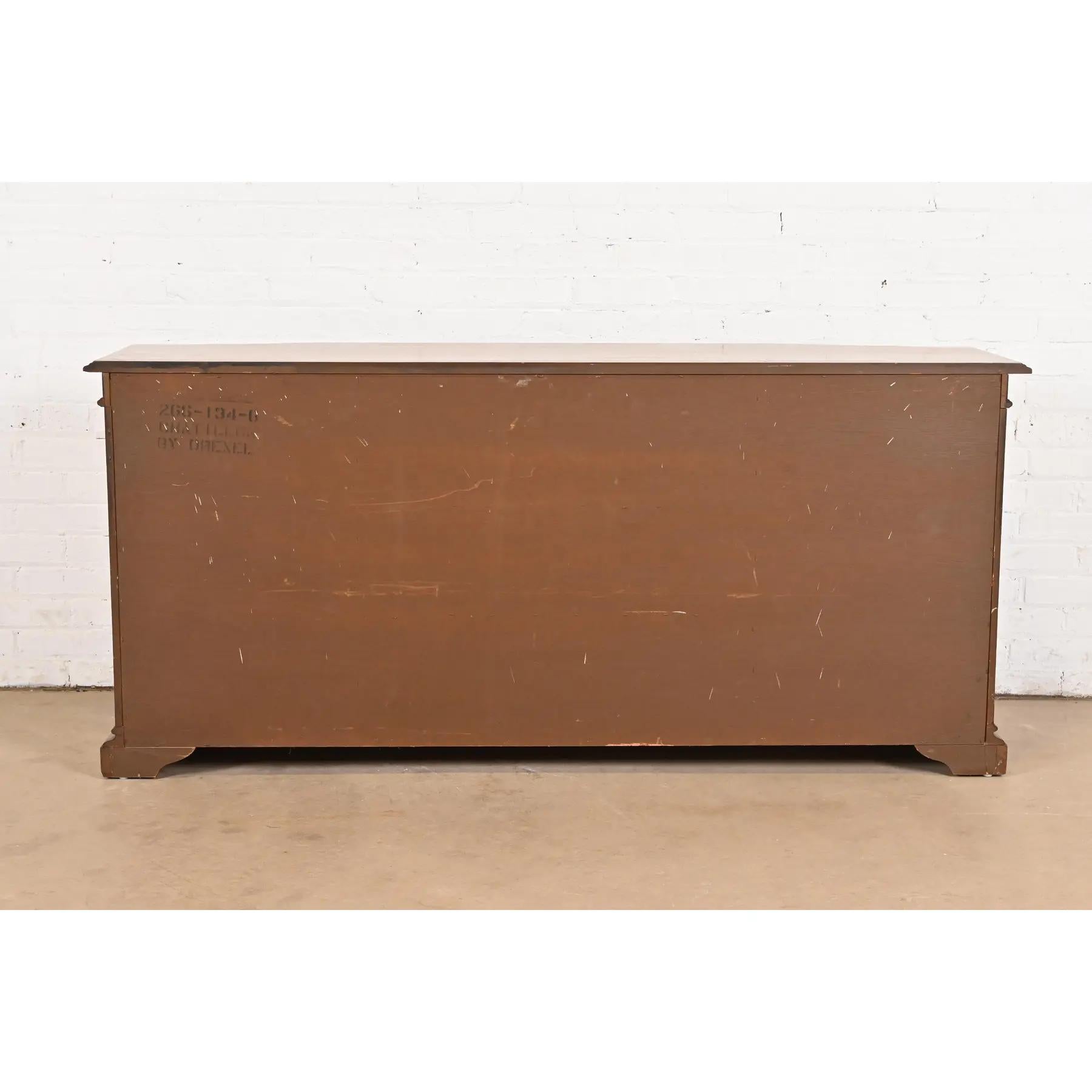 Drexel Heritage - Credenza o mobile bar in Oak intagliato in stile provinciale Luigi XV in vendita 6