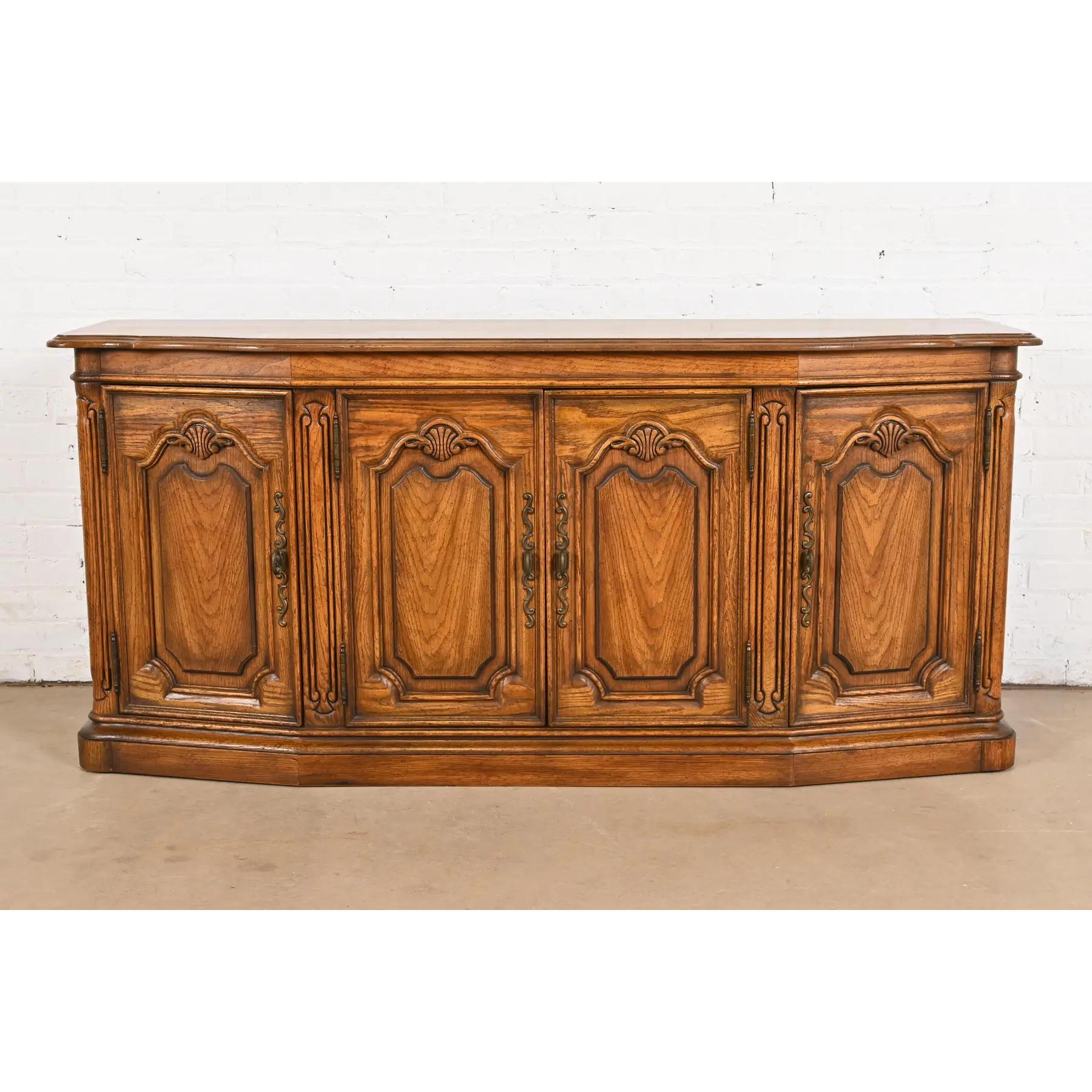 Una splendida credenza, credenza o mobile bar in stile Luigi XV francese.

Da Drexel Heritage

USA, circa anni '1960

Quercia intagliata, con ferramenta originale in ottone.

Misure: 66 