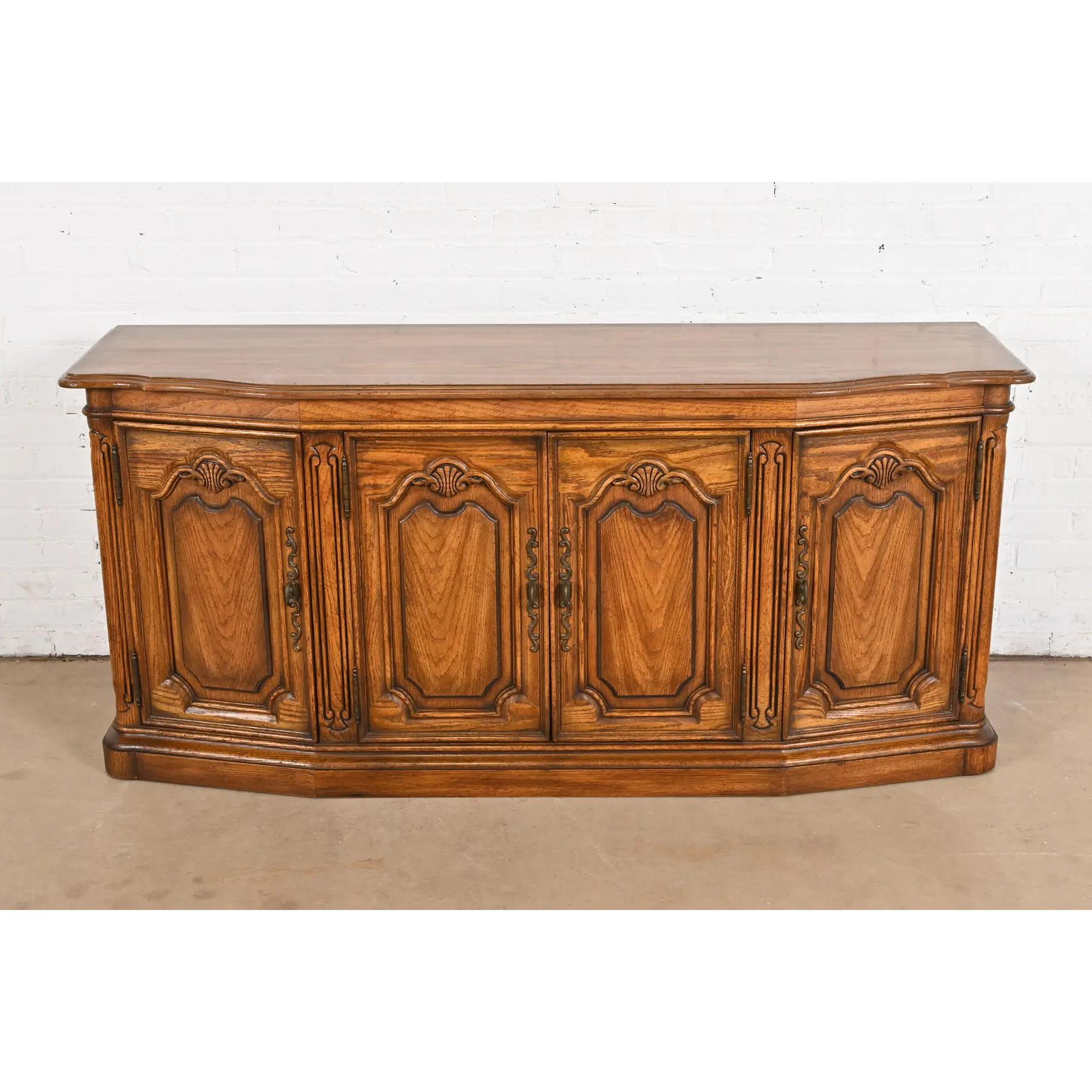 Americano Drexel Heritage - Credenza o mobile bar in Oak intagliato in stile provinciale Luigi XV in vendita