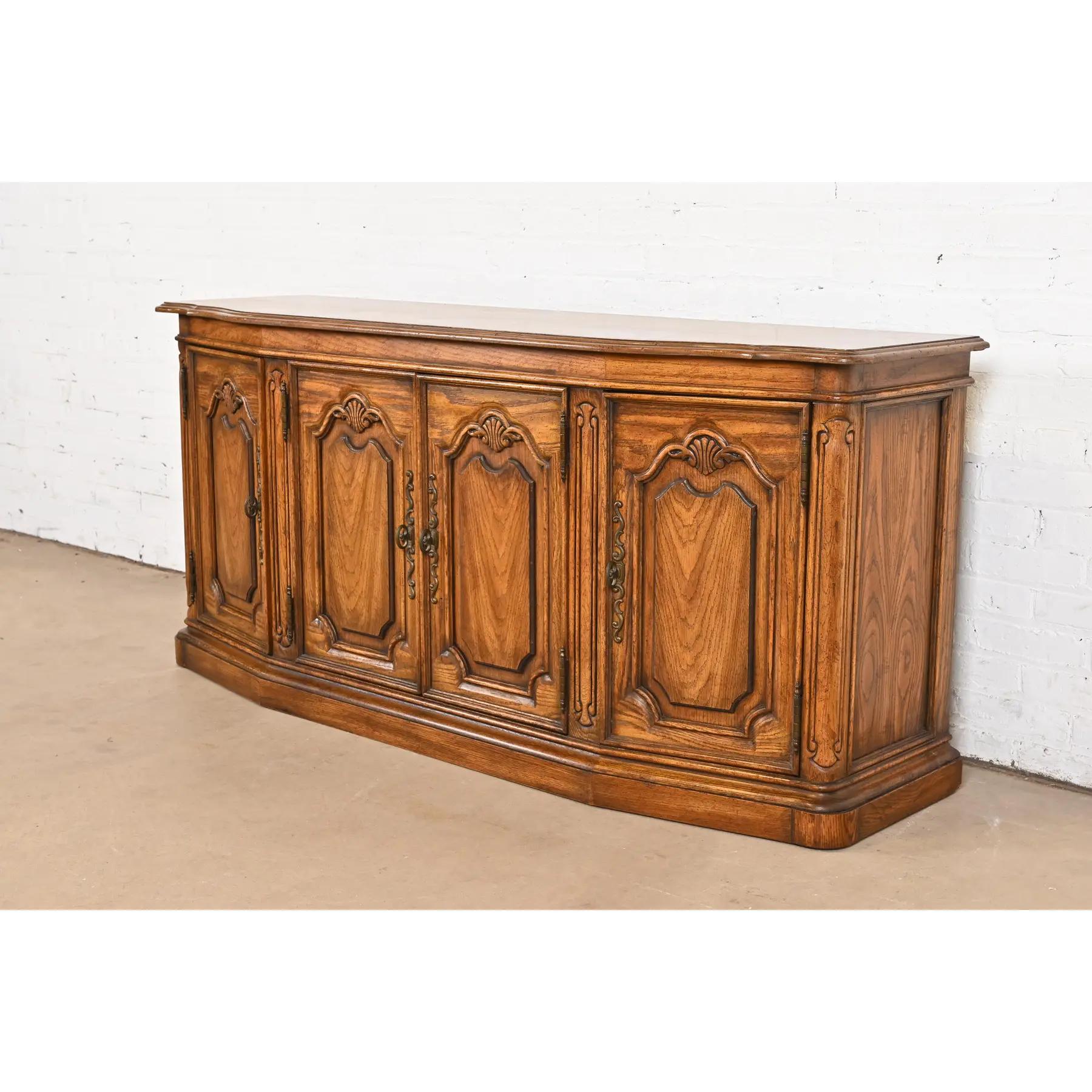 Drexel Heritage - Credenza o mobile bar in Oak intagliato in stile provinciale Luigi XV In condizioni buone in vendita a South Bend, IN