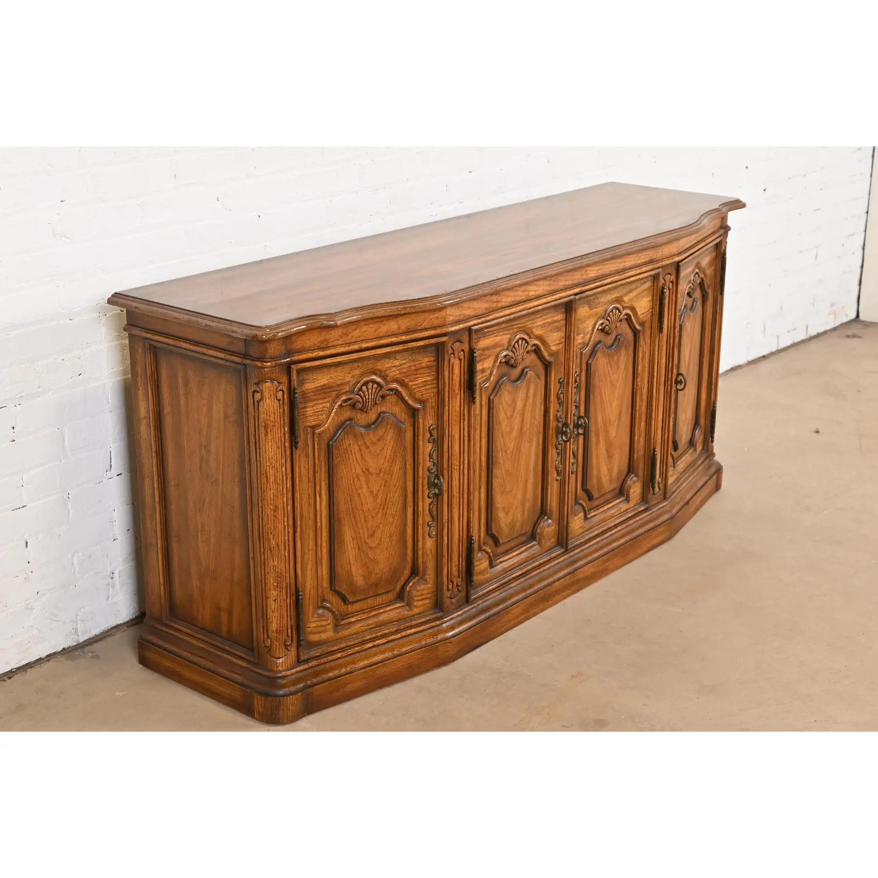 Metà XX secolo Drexel Heritage - Credenza o mobile bar in Oak intagliato in stile provinciale Luigi XV in vendita