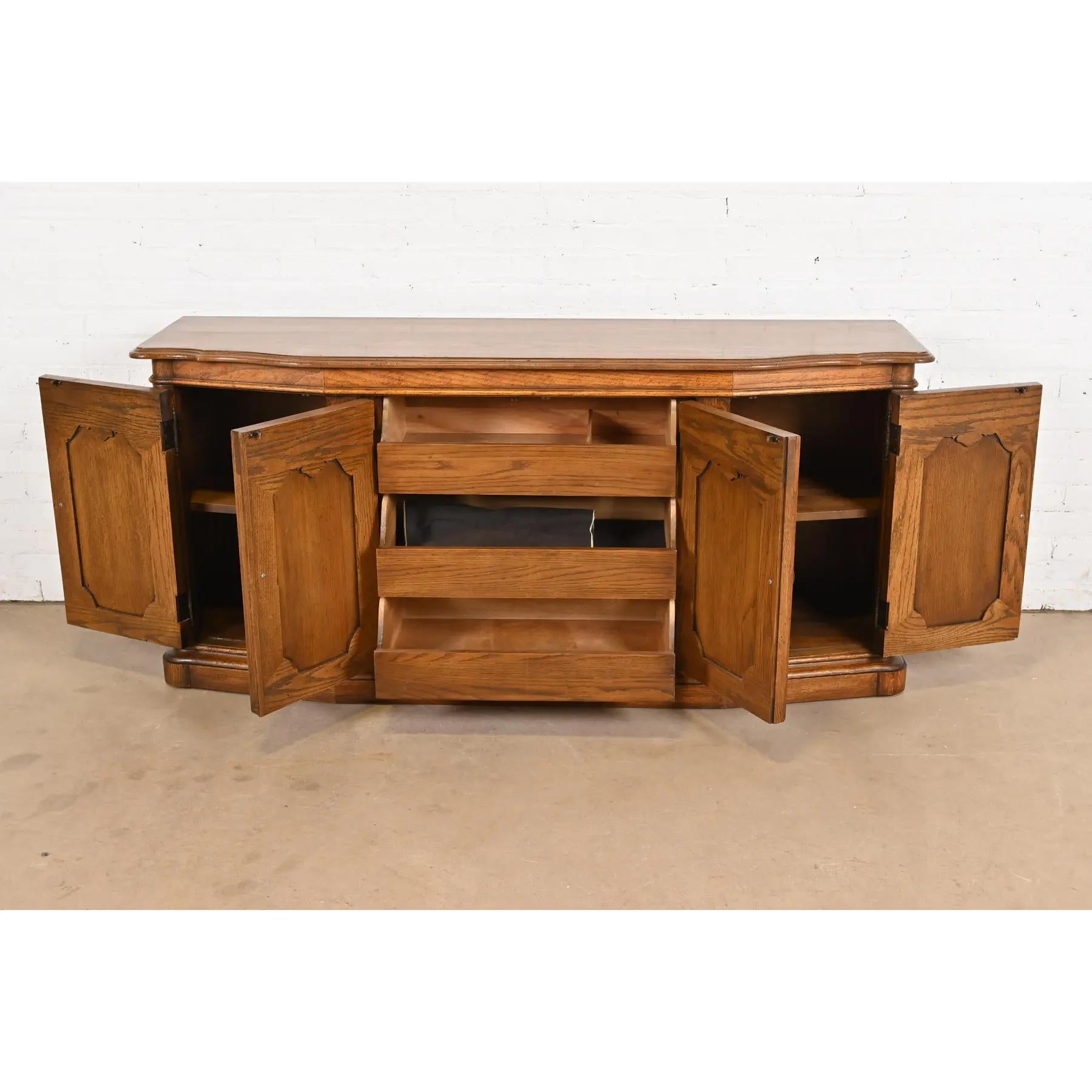 Ottone Drexel Heritage - Credenza o mobile bar in Oak intagliato in stile provinciale Luigi XV in vendita