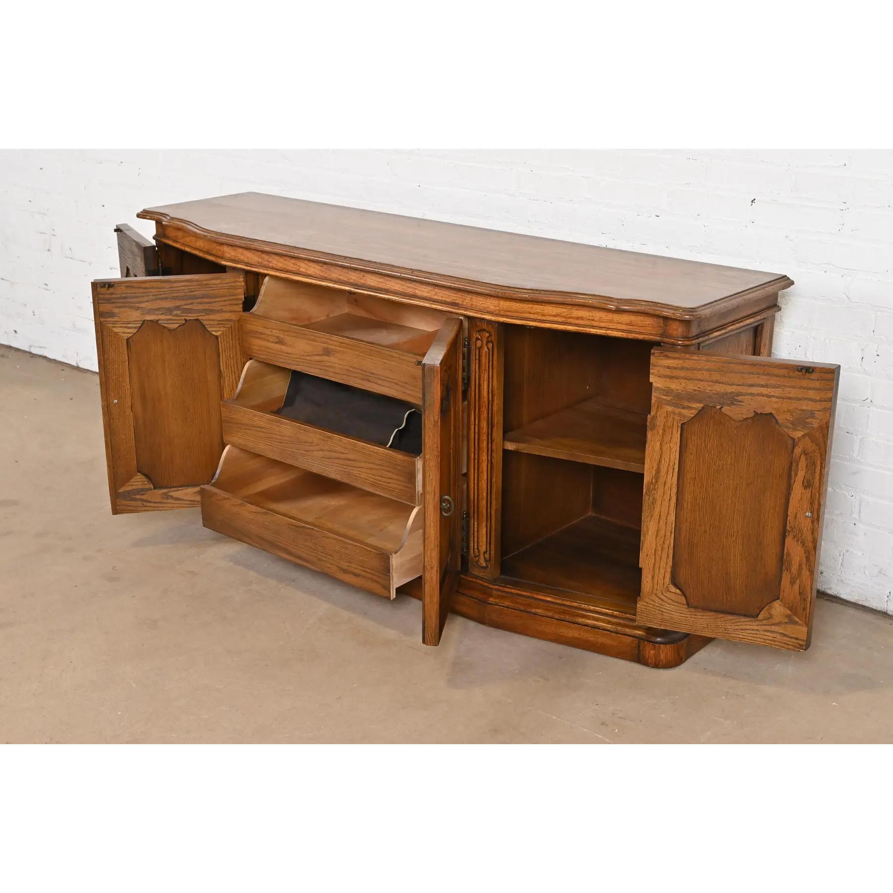 Drexel Heritage - Credenza o mobile bar in Oak intagliato in stile provinciale Luigi XV in vendita 1
