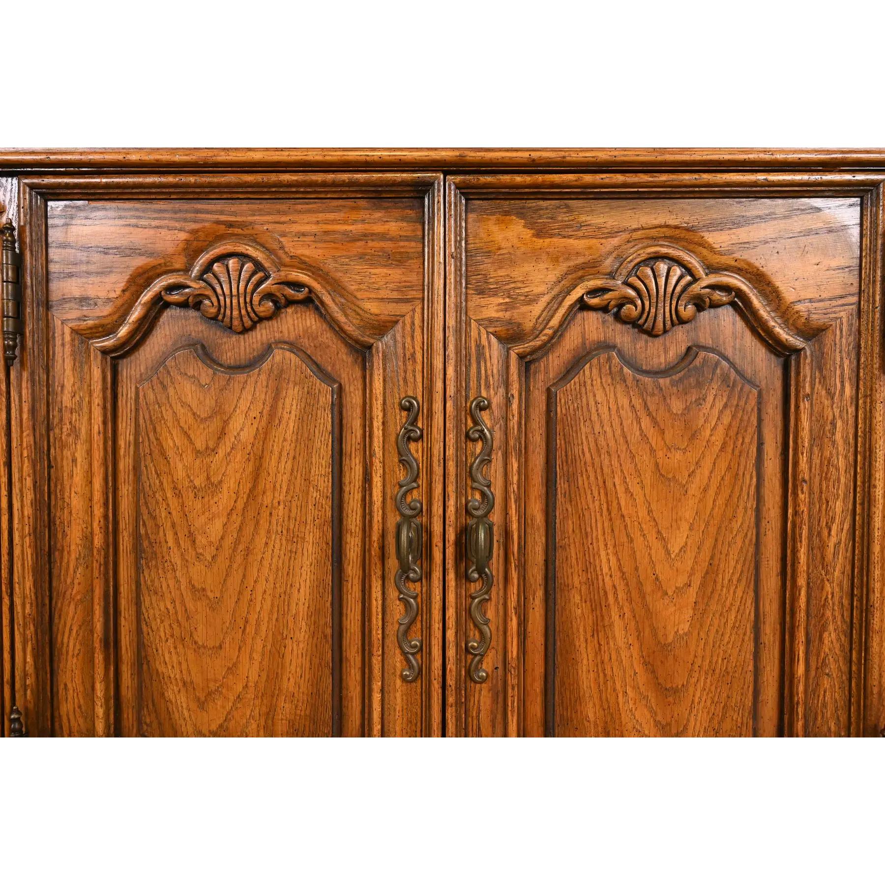 Drexel Heritage - Credenza o mobile bar in Oak intagliato in stile provinciale Luigi XV in vendita 2