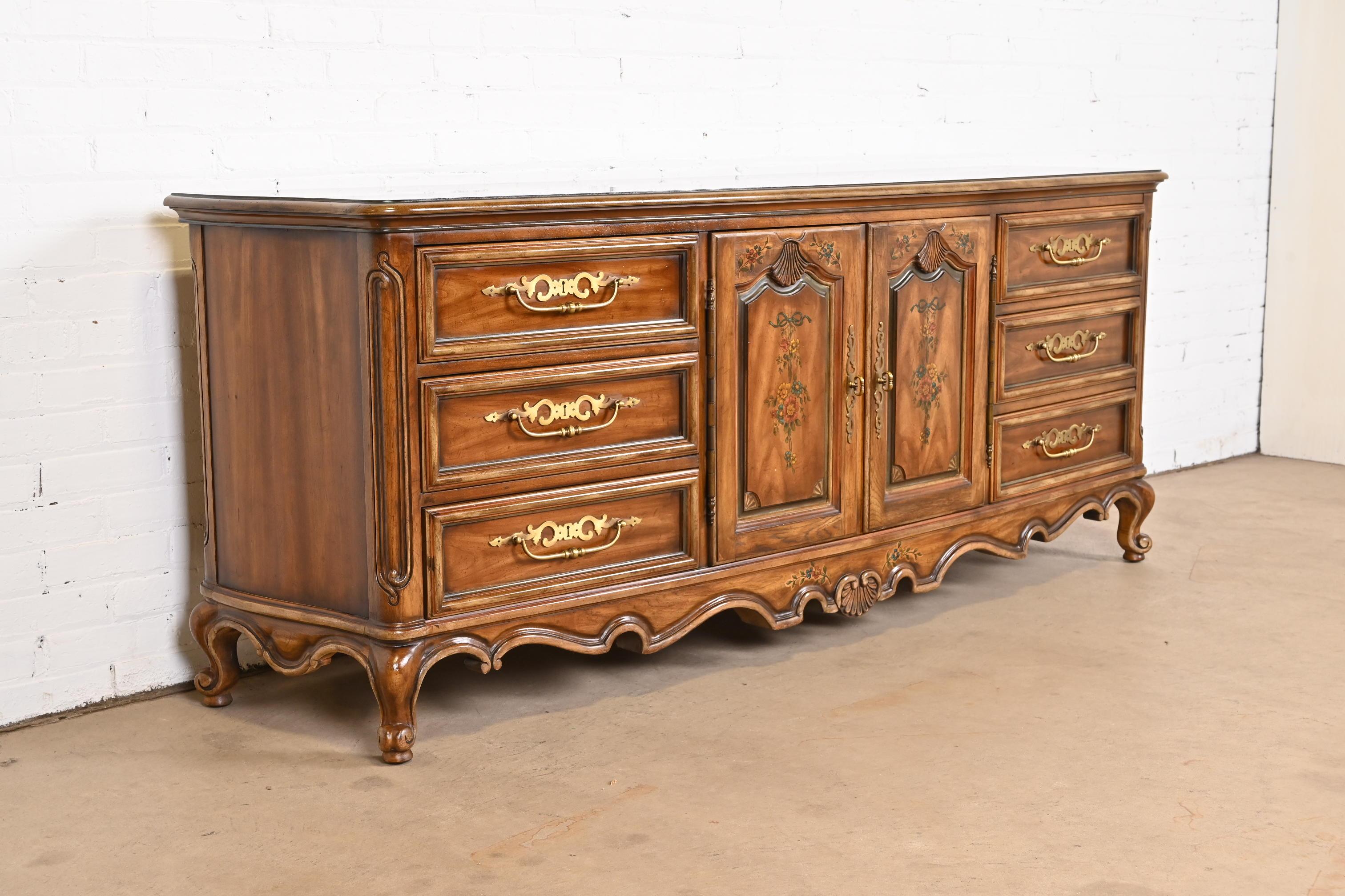 Fin du 20e siècle Drexel Heritage Commode ou crédence en noyer sculpté Louis XV de style provincial français en vente