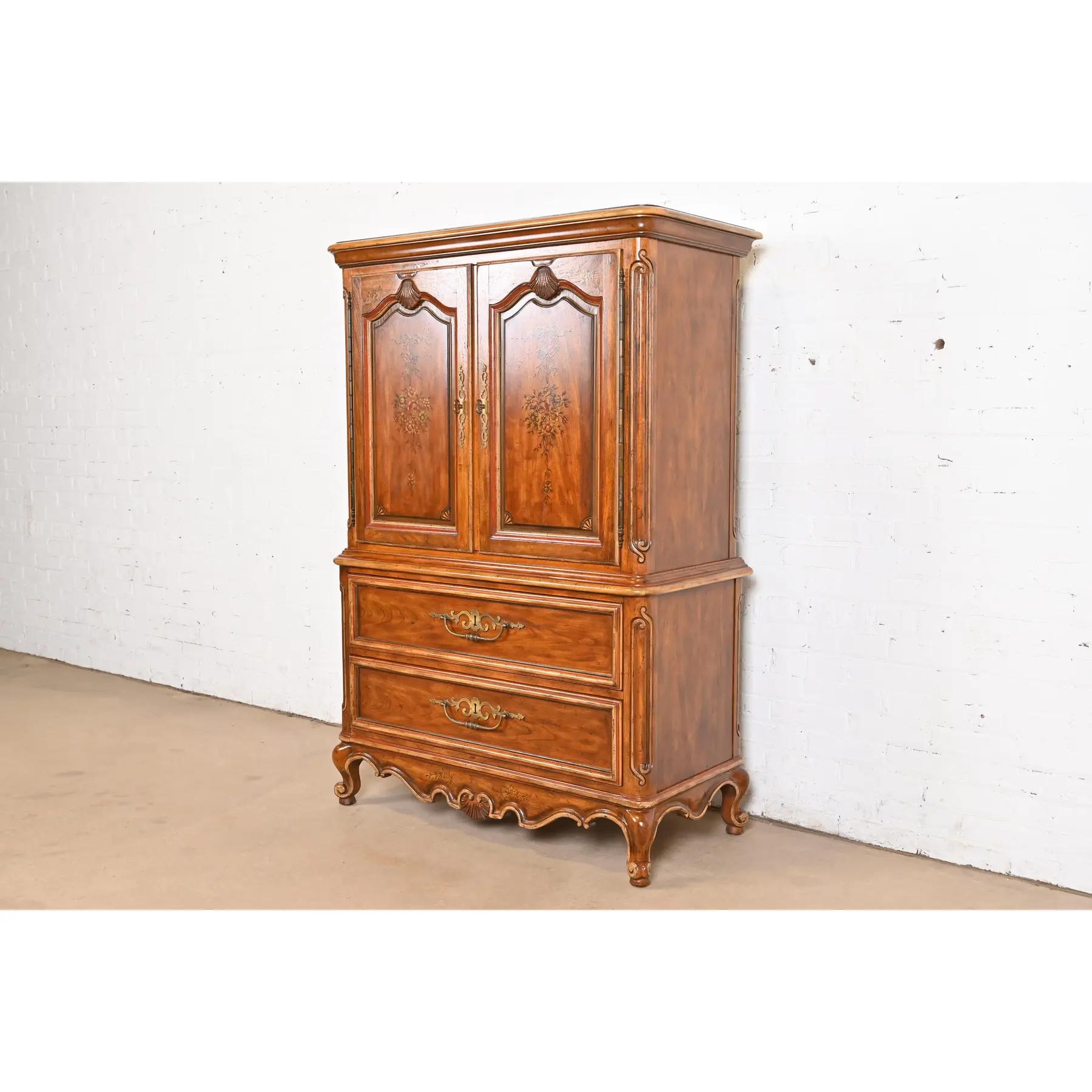 Americano Cassapanca da gentiluomo in legno di noce intagliato Luigi XV di Drexel Heritage in vendita