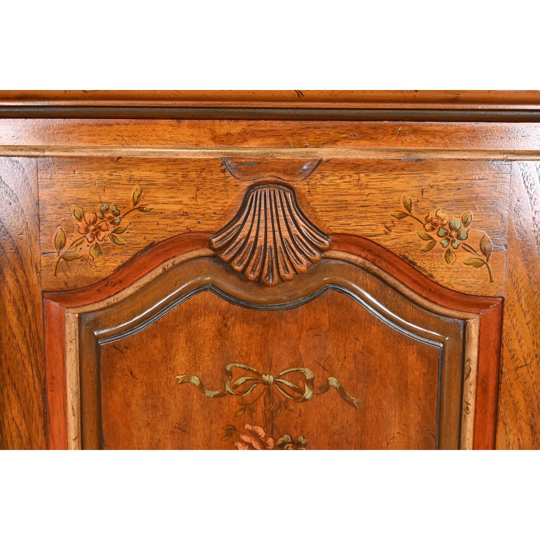 Ottone Cassapanca da gentiluomo in legno di noce intagliato Luigi XV di Drexel Heritage in vendita
