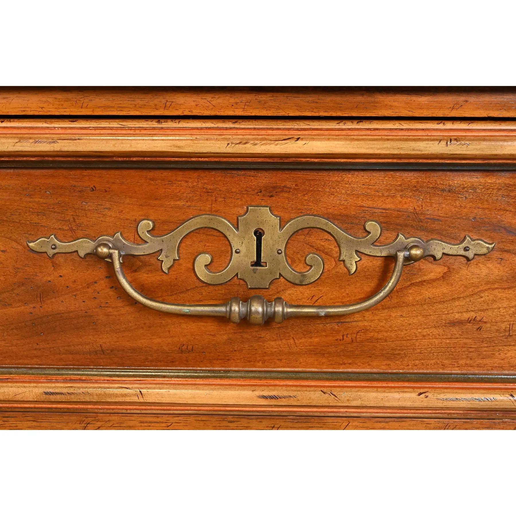 Cassapanca da gentiluomo in legno di noce intagliato Luigi XV di Drexel Heritage in vendita 1