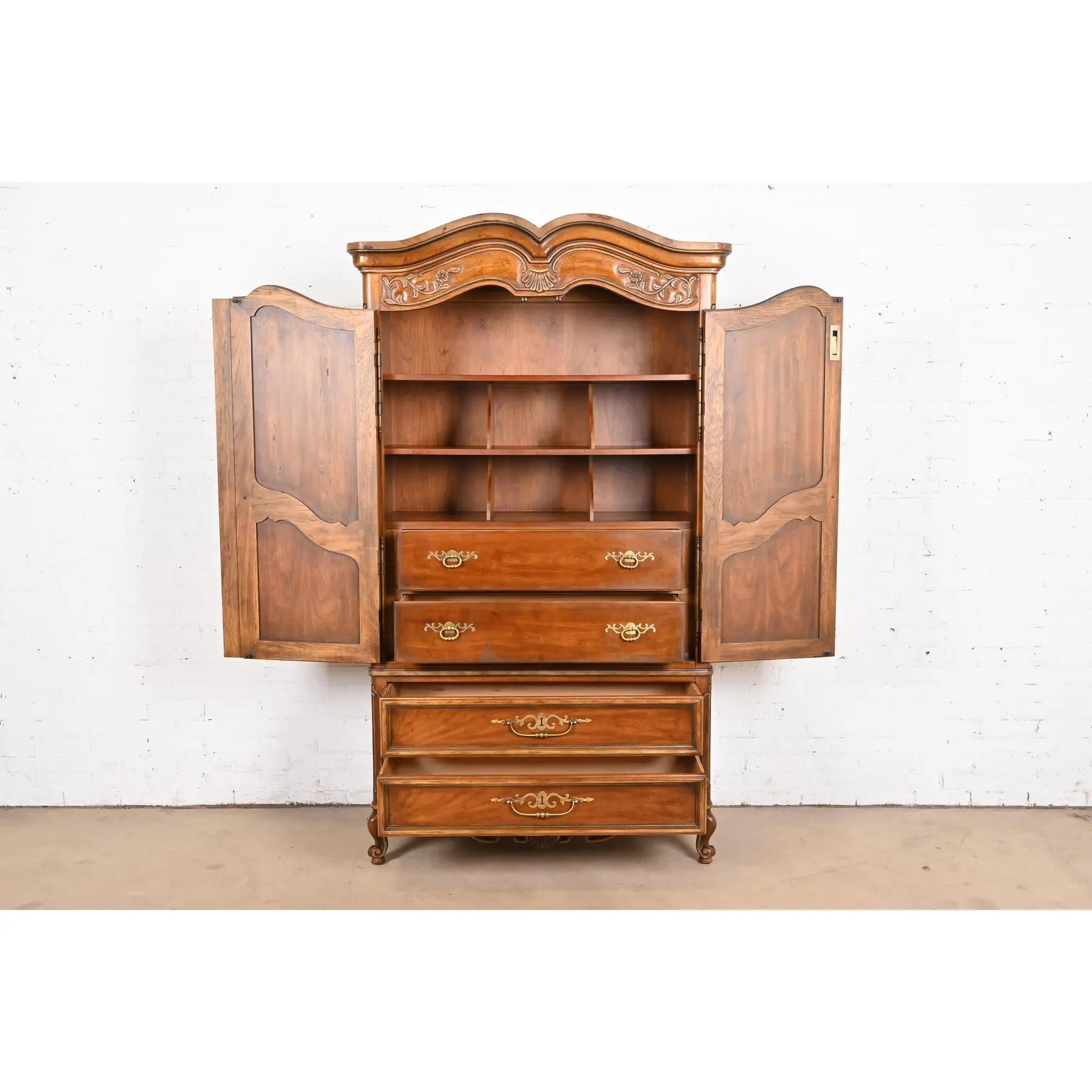 Ottone Drexel Heritage, pressa per biancheria in legno di noce intagliato di stile provinciale Luigi XV in vendita