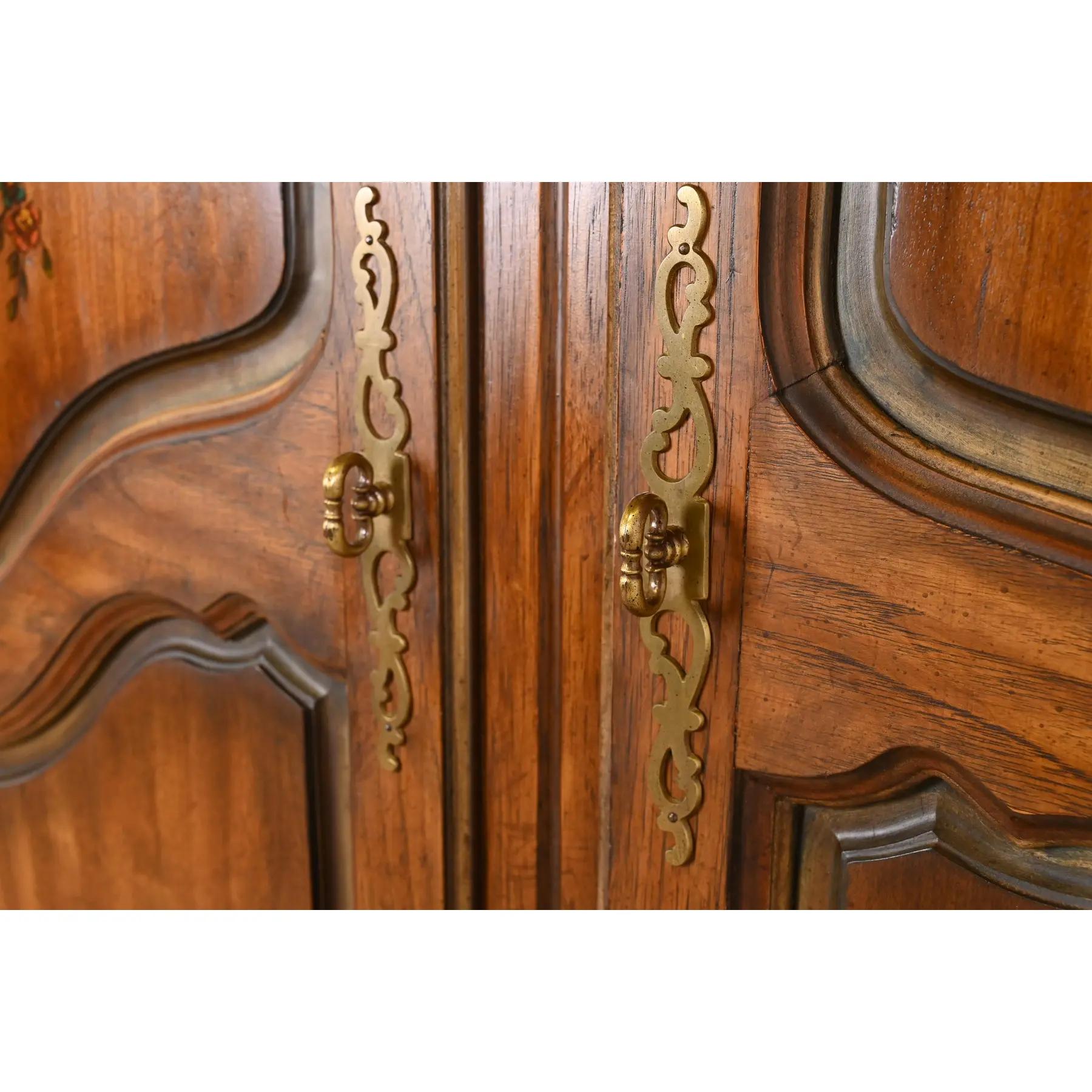 Drexel Heritage, pressa per biancheria in legno di noce intagliato di stile provinciale Luigi XV in vendita 1
