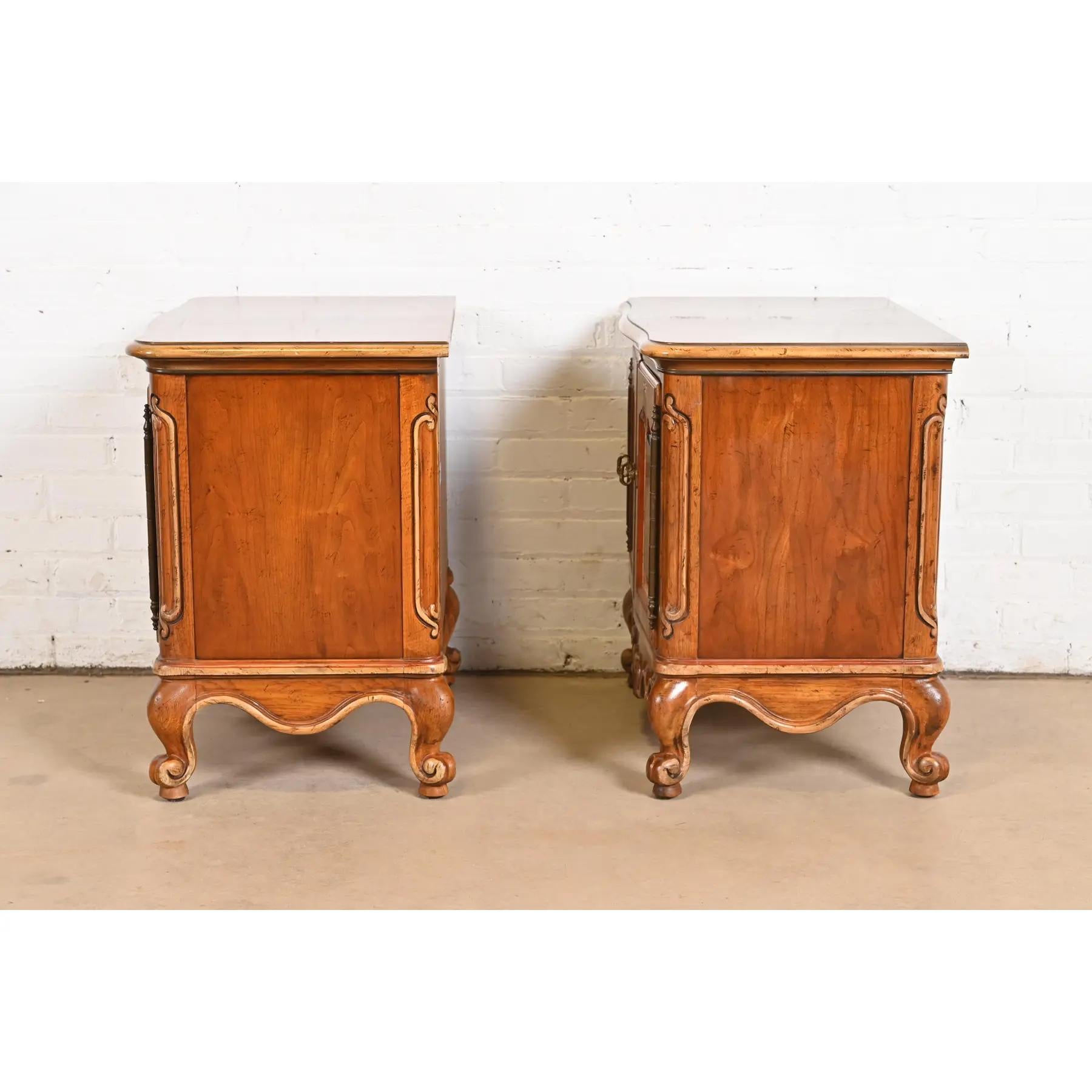 Drexel Heritage French Provincial Louis XV Carved Walnut Nightstands, Pair For Sale 4