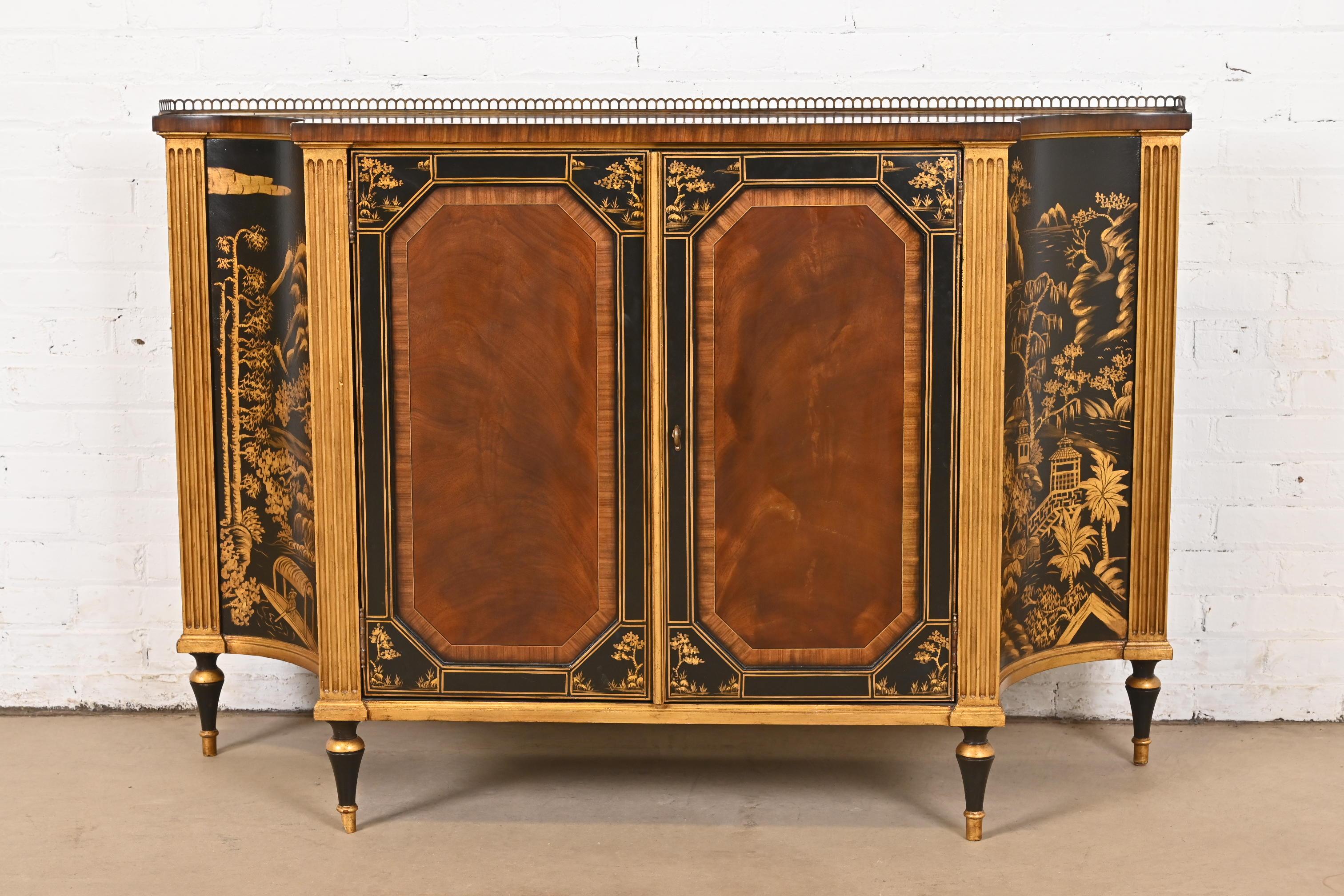 Una splendida credenza, credenza o mobile bar Luigi XVI Chinoiserie della Reggenza francese

Da Drexel Heritage

Filippine, 21° secolo

Mogano, con dettagli laccati neri e dorati, scene asiatiche dipinte a mano, ferramenta e galleria in ottone
