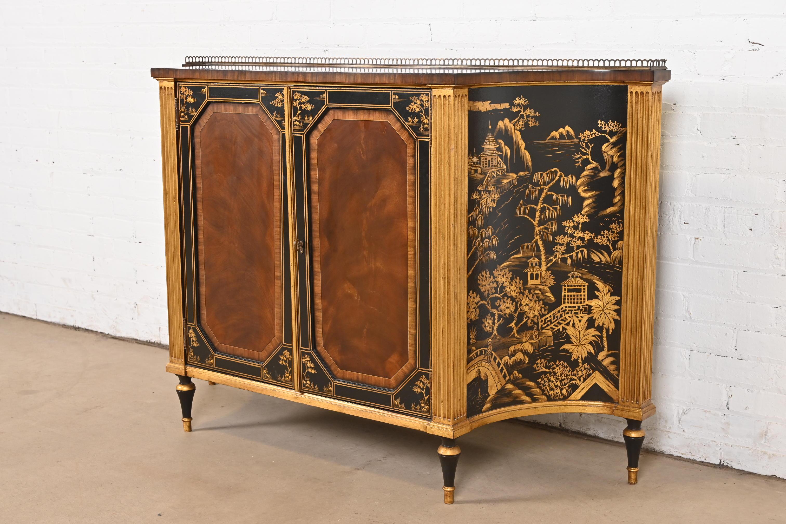 Drexel Heritage Credenza francese Regency Luigi XVI Chinoiserie in mogano In condizioni buone in vendita a South Bend, IN