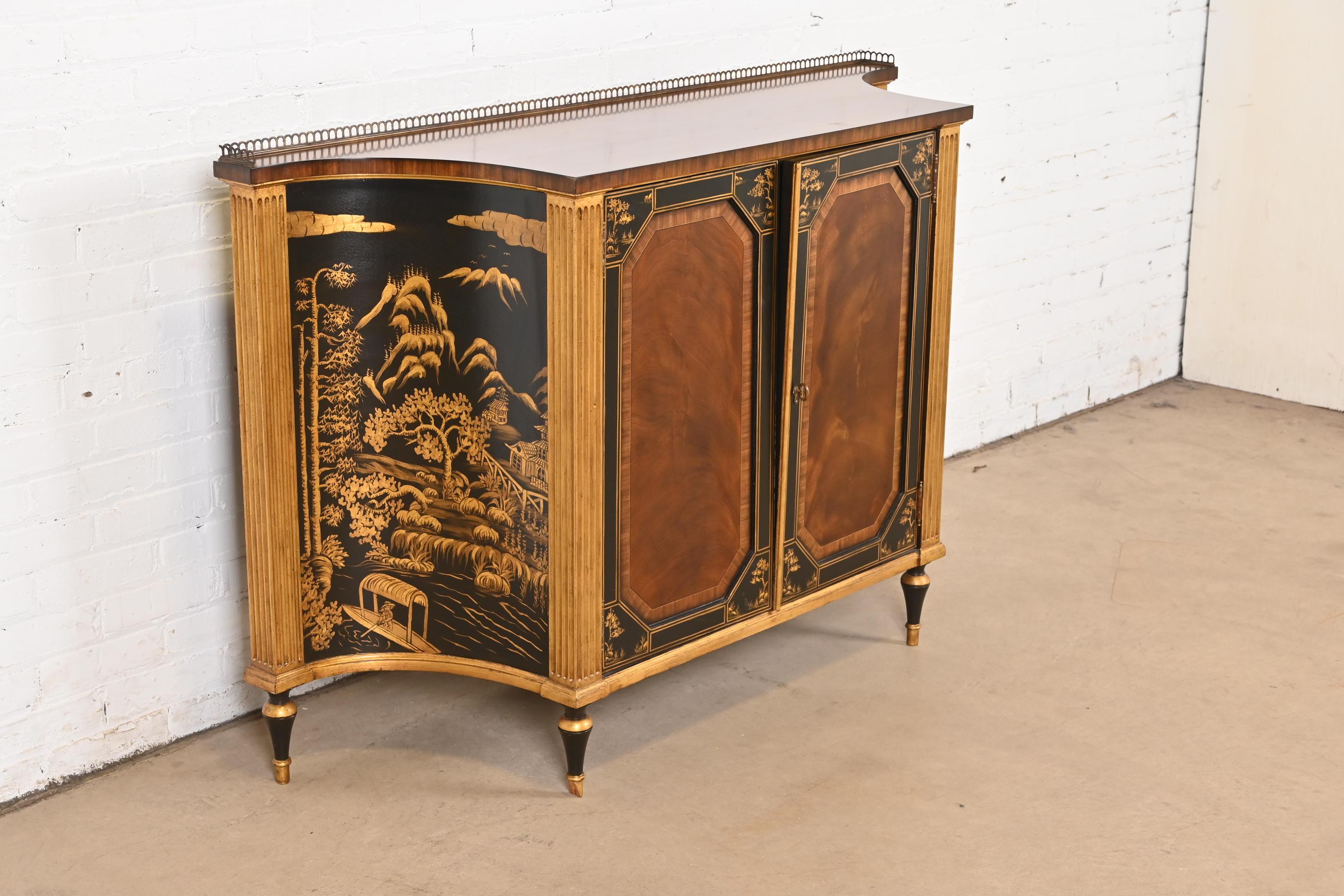 XXI secolo e contemporaneo Drexel Heritage Credenza francese Regency Luigi XVI Chinoiserie in mogano in vendita