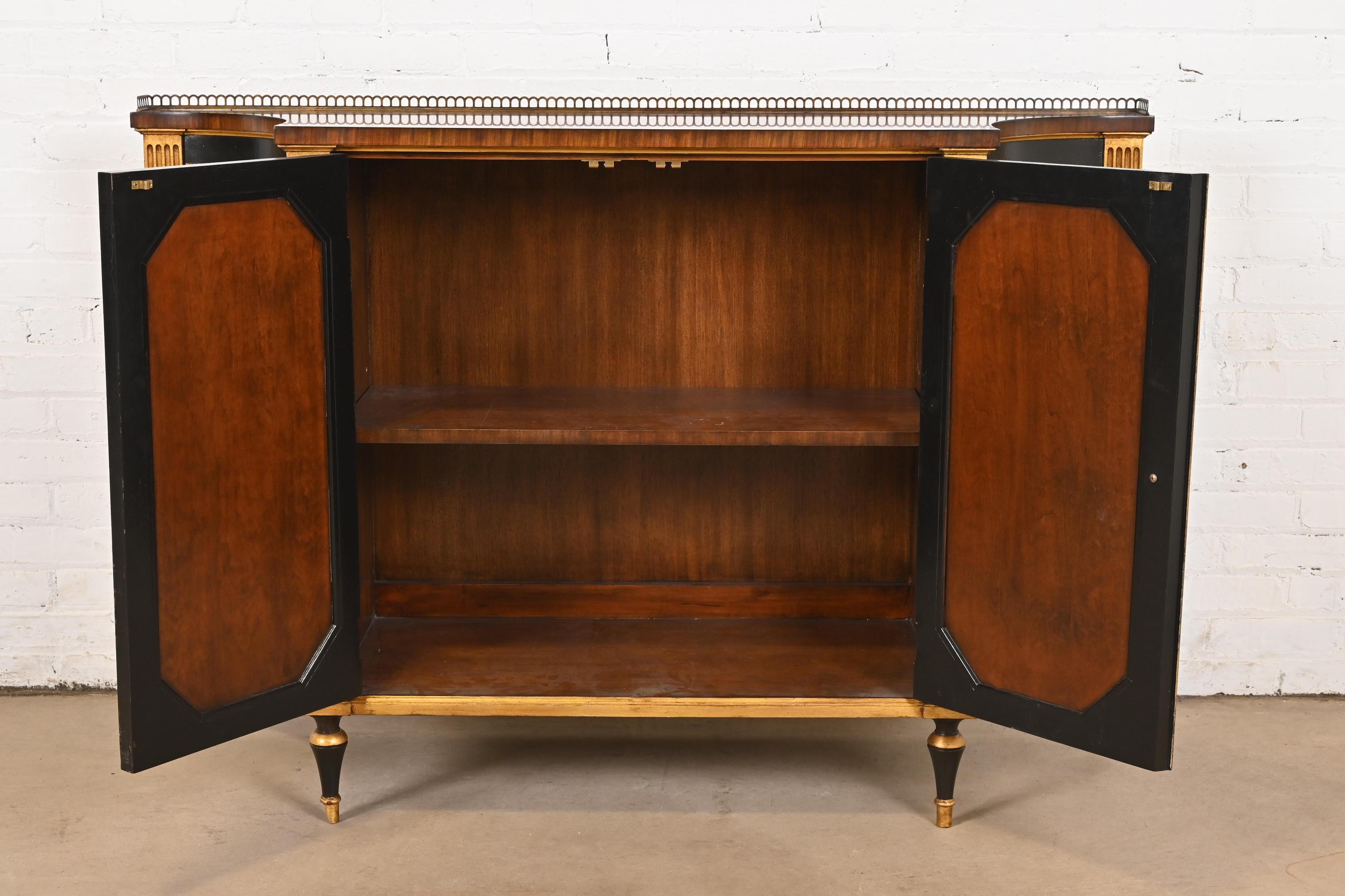 Ottone Drexel Heritage Credenza francese Regency Luigi XVI Chinoiserie in mogano in vendita
