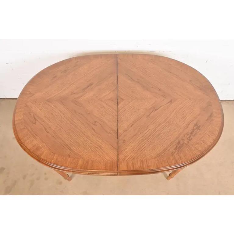 Drexel Heritage Table de salle à manger en noyer Louis XVI de style Régence française, nouvellement repeinte en vente 4