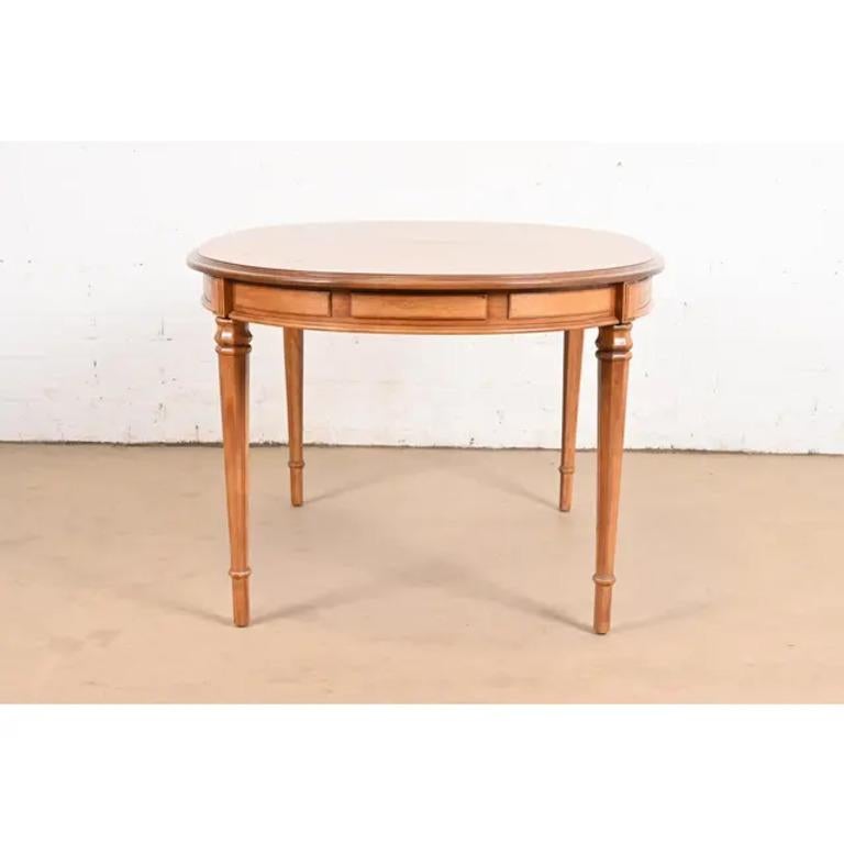Drexel Heritage Table de salle à manger en noyer Louis XVI de style Régence française, nouvellement repeinte en vente 6