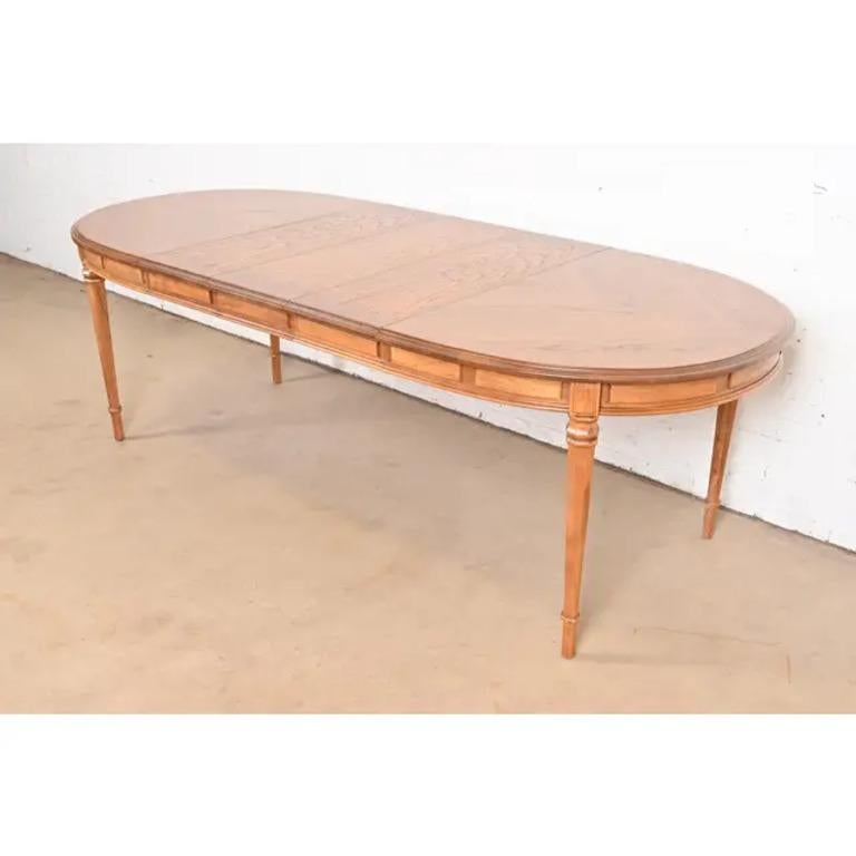 Magnifique table de salle à manger à rallonge en noyer de style Louis XVI de la Régence française

Par Drexel Heritage

USA, Circa 1960

Dimensions : 56 