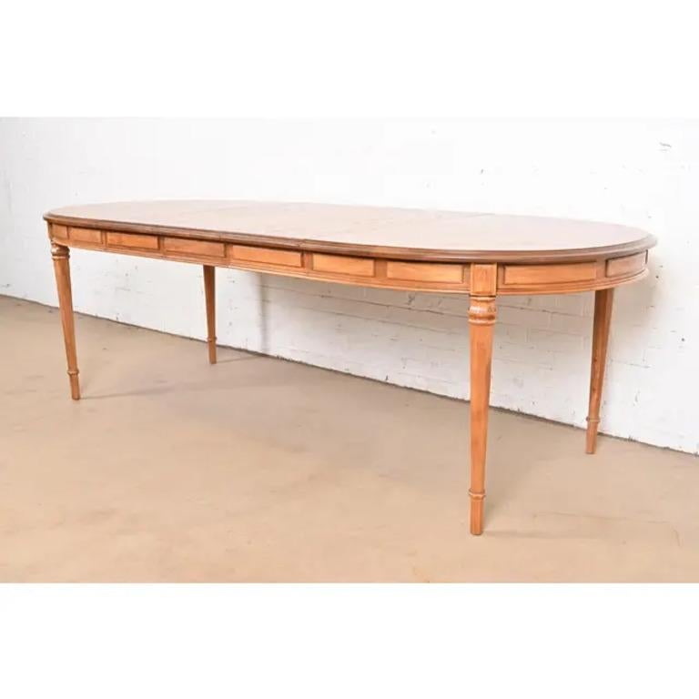 Américain Drexel Heritage Table de salle à manger en noyer Louis XVI de style Régence française, nouvellement repeinte en vente