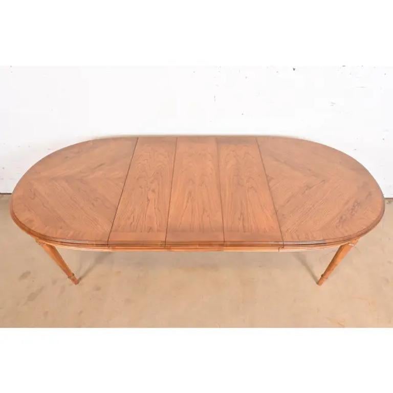 Noyer Drexel Heritage Table de salle à manger en noyer Louis XVI de style Régence française, nouvellement repeinte en vente