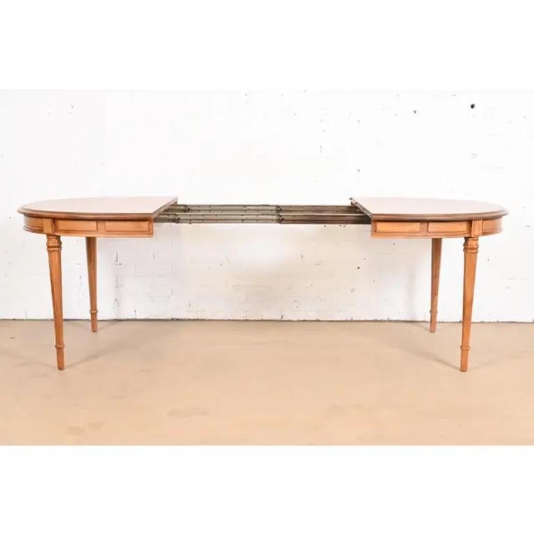 Drexel Heritage Table de salle à manger en noyer Louis XVI de style Régence française, nouvellement repeinte en vente 1
