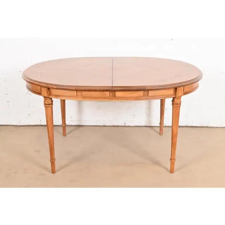 Drexel Heritage Table de salle à manger en noyer Louis XVI de style Régence française, nouvellement repeinte en vente 2