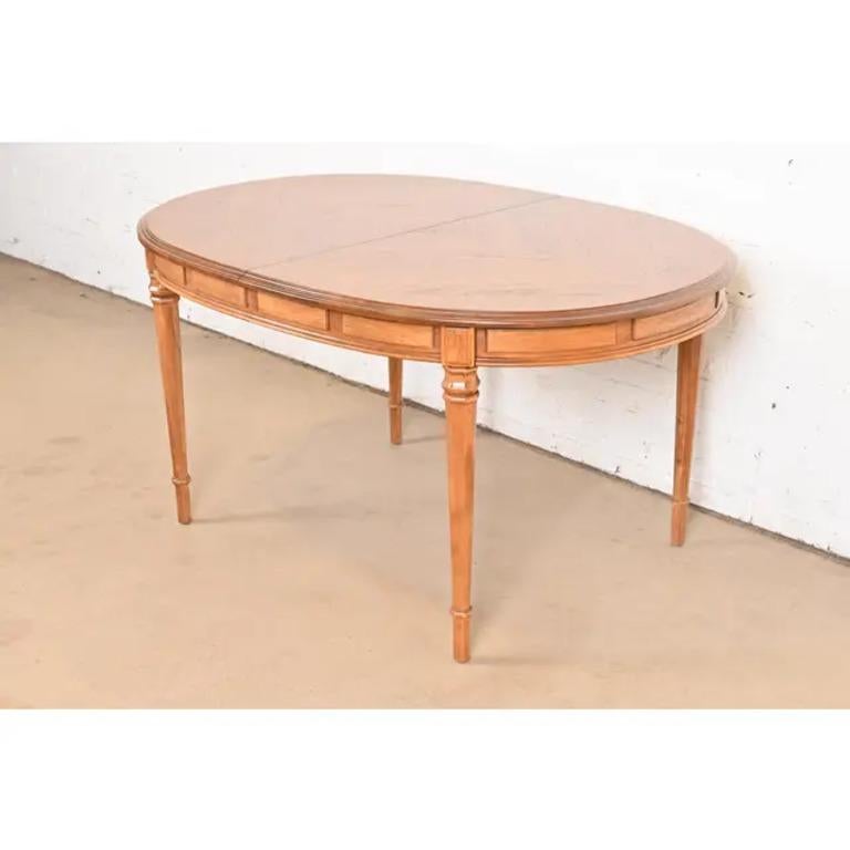 Drexel Heritage Table de salle à manger en noyer Louis XVI de style Régence française, nouvellement repeinte en vente 3