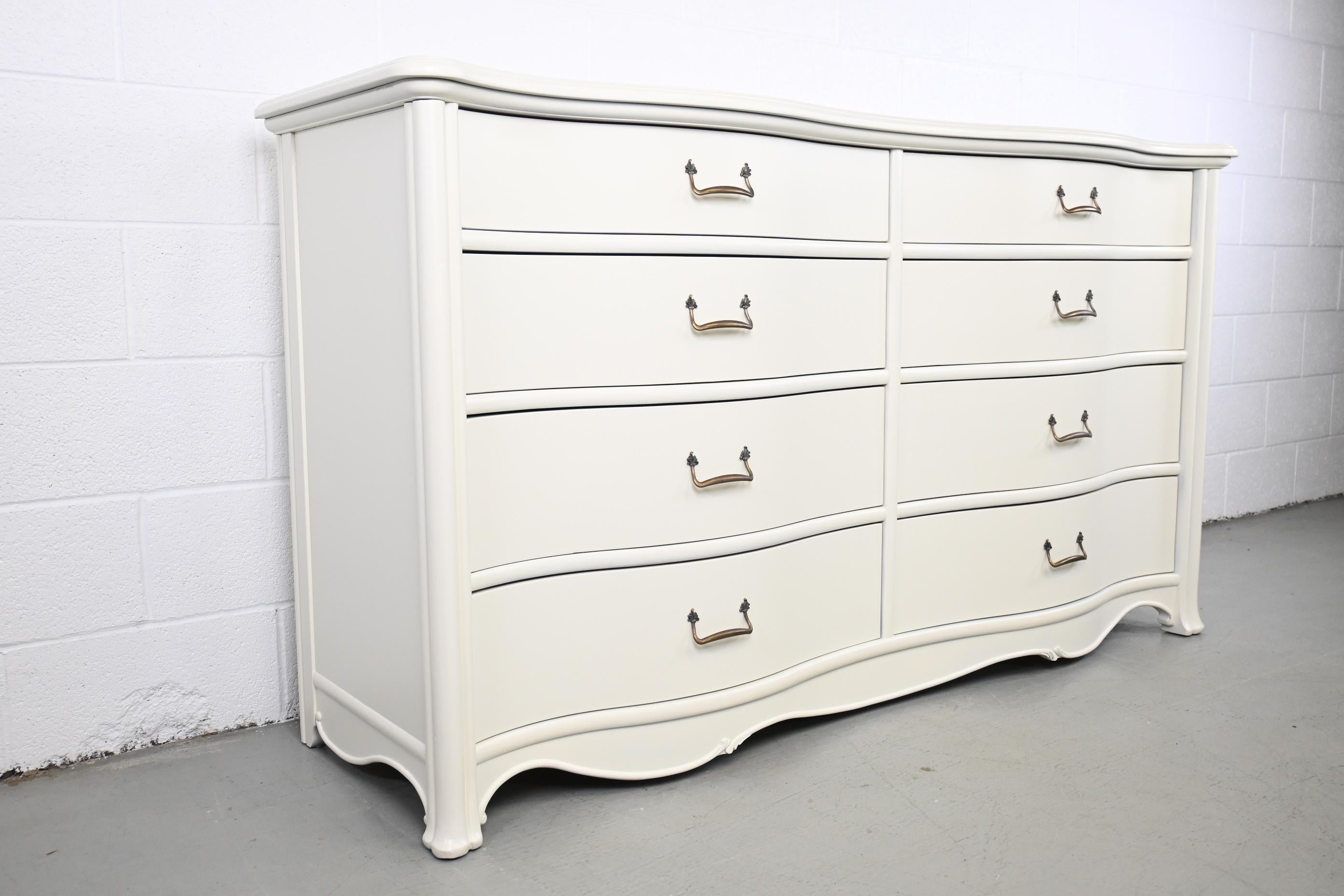 Drexel Heritage Furniture contemporary ivory lacquered eight drawer dresser

Drexel Heritage, 2010s

Measures: 70.5 Wide x 21 Deep x 39 High.

Ivory lacquered eight drawer contemporary dresser with mildly purposeful distressed
