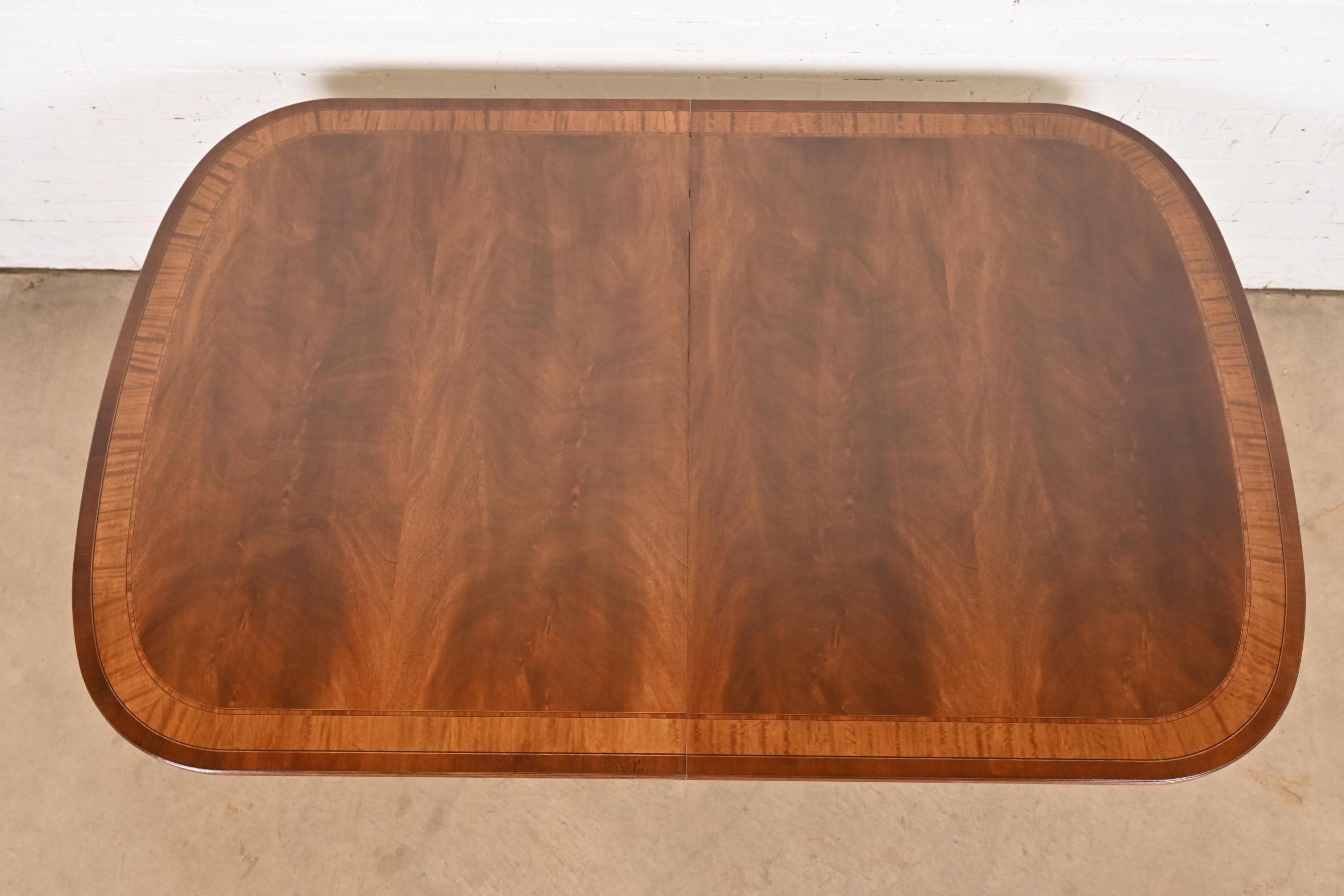 Drexel Heritage Georgian, table de salle à manger à piédestal en acajou flammé, revernie en vente 3